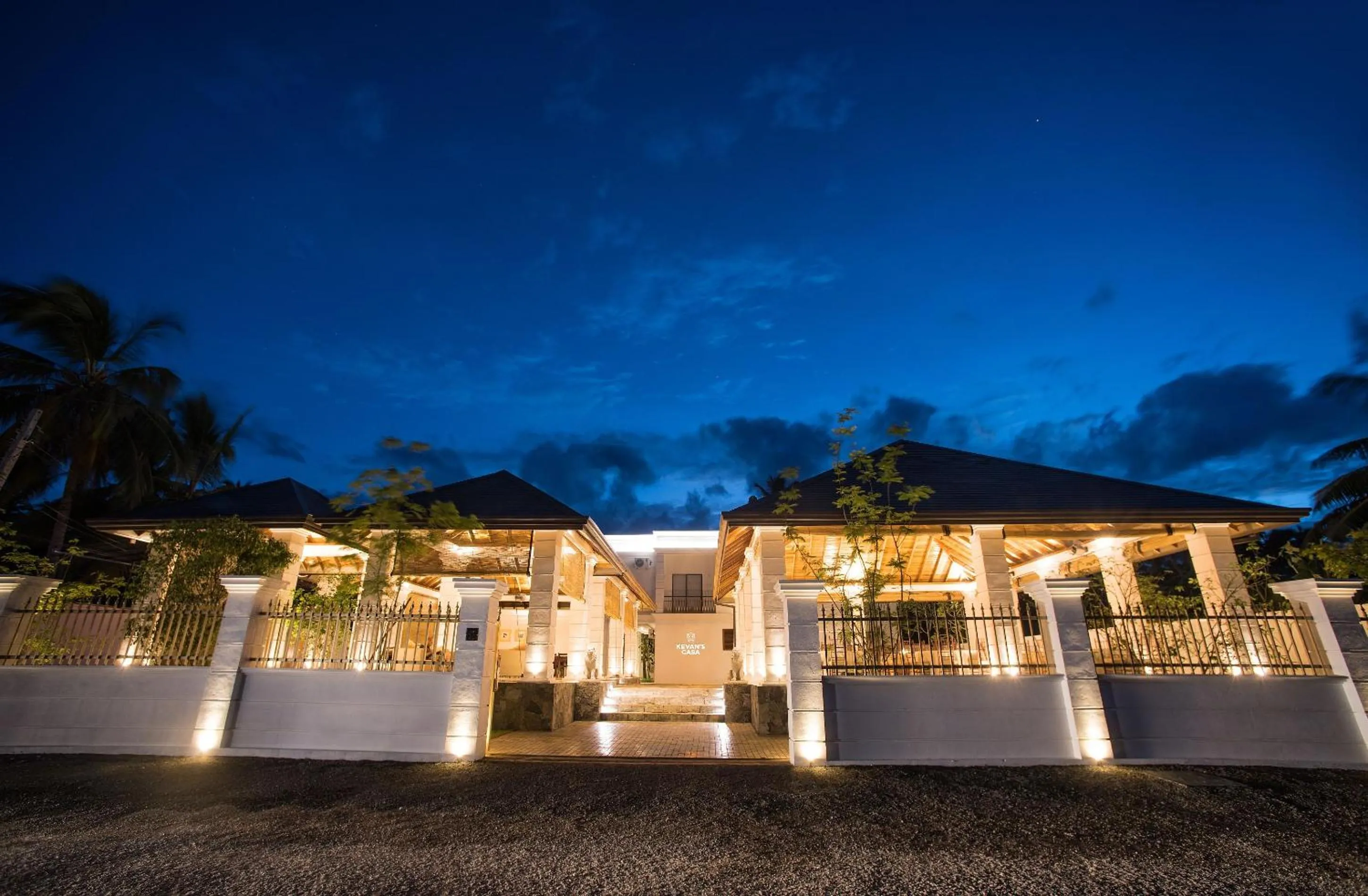 Facade/entrance in Kevans Casa