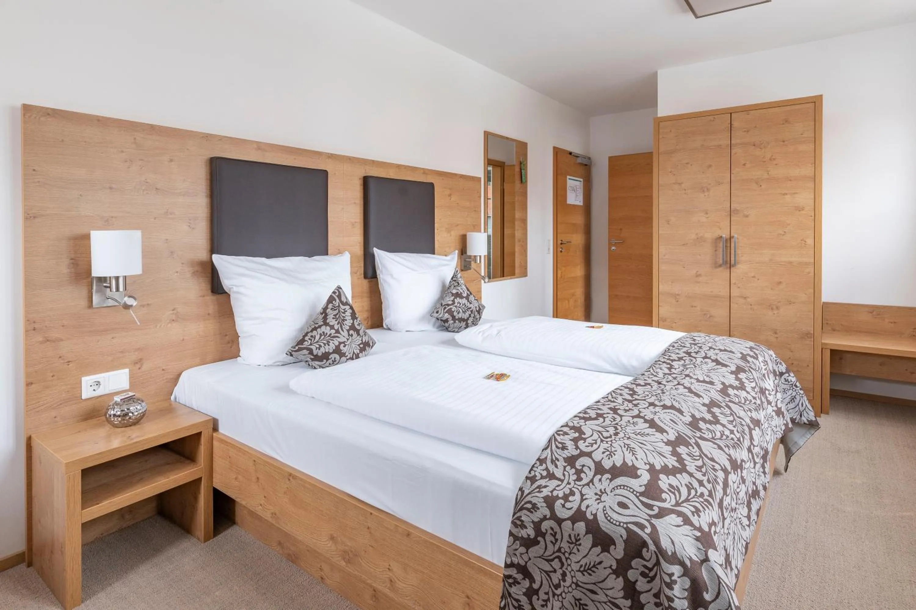 Photo of the whole room, Bed in Hotel ten Hoopen Restaurant Deele