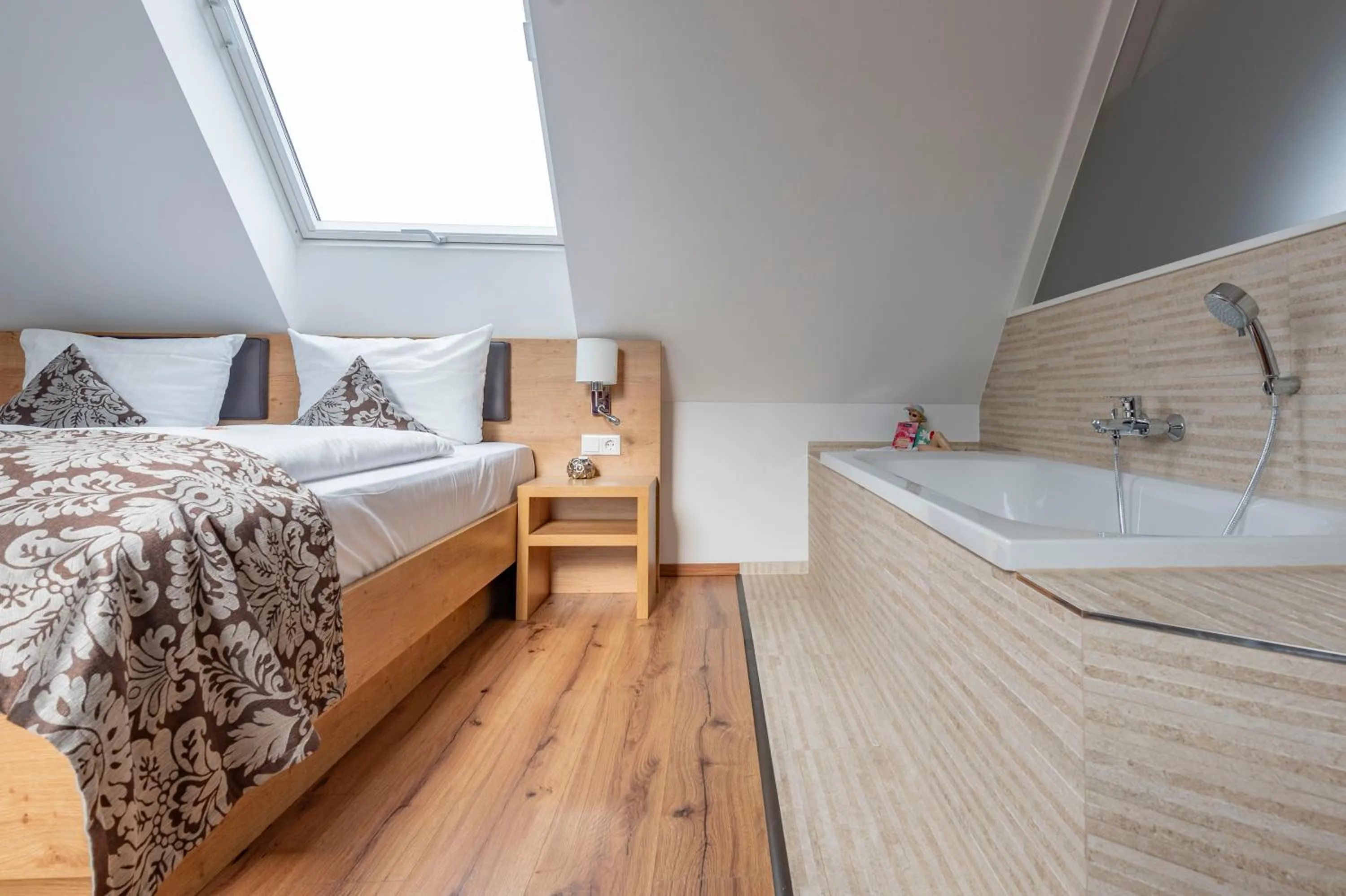 Photo of the whole room, Bed in Hotel ten Hoopen Restaurant Deele