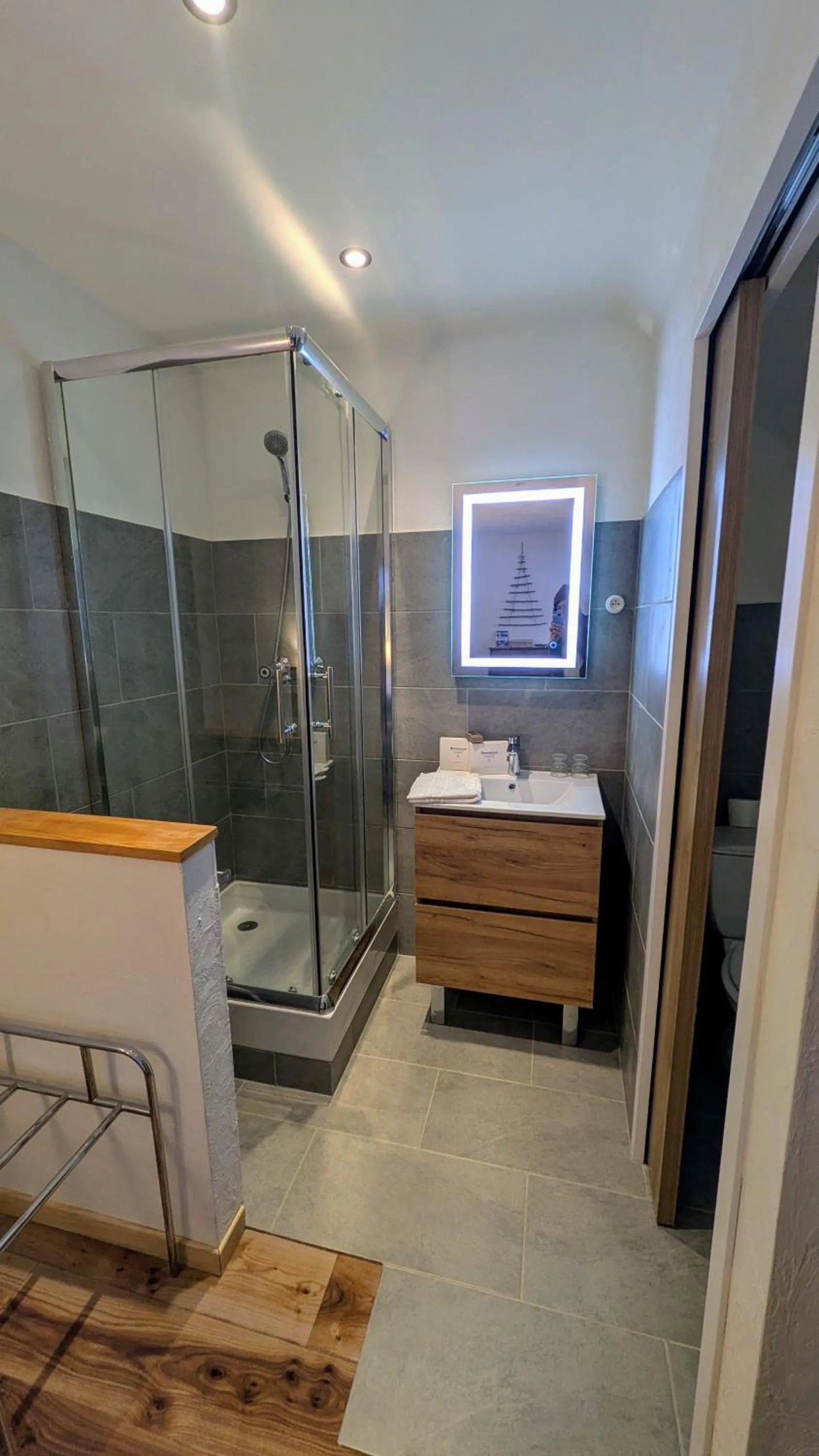 Shower in Le Bataclan