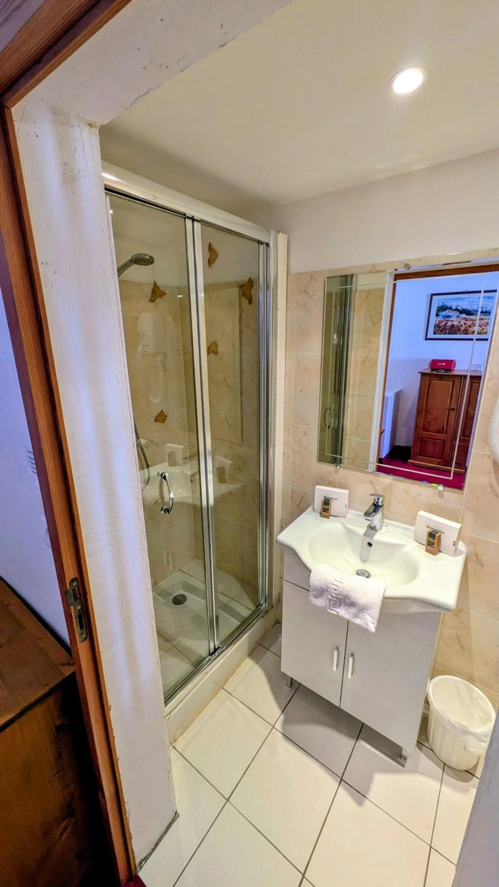 Shower in Le Bataclan