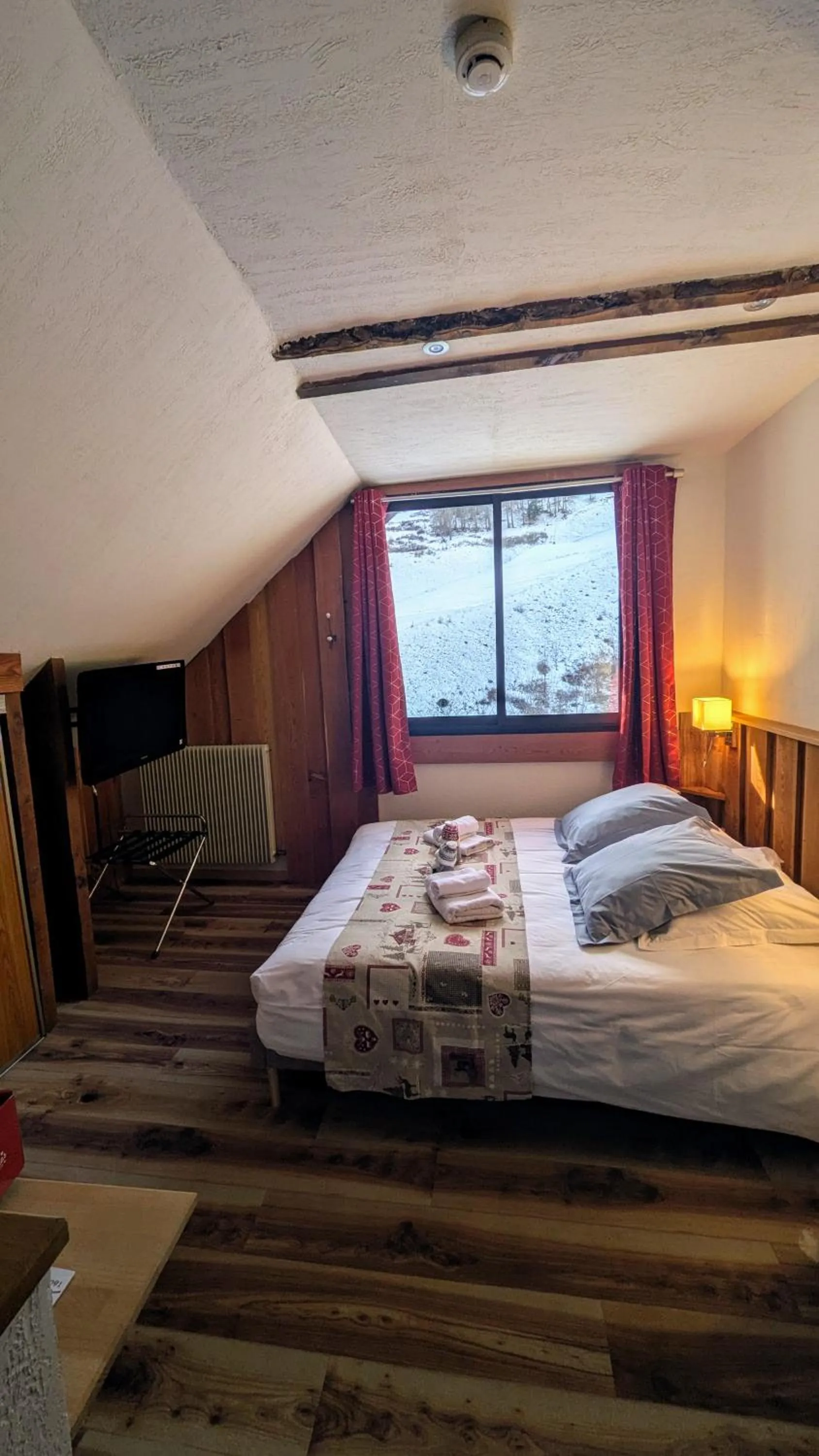 Photo of the whole room, Bed in Le Bataclan