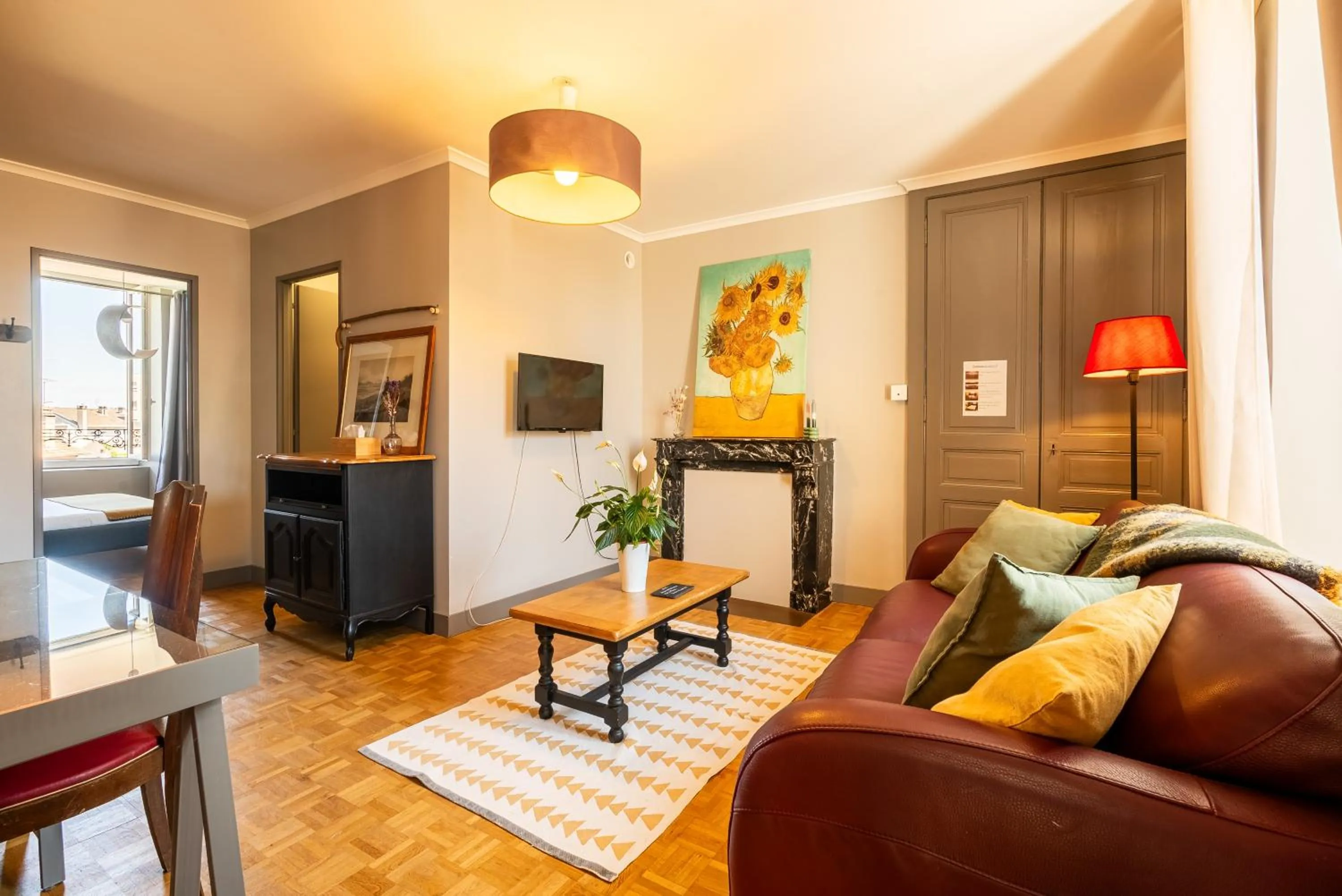 TV and multimedia in Dupain & Dubeurre Appart'hôtel - Parking en supp