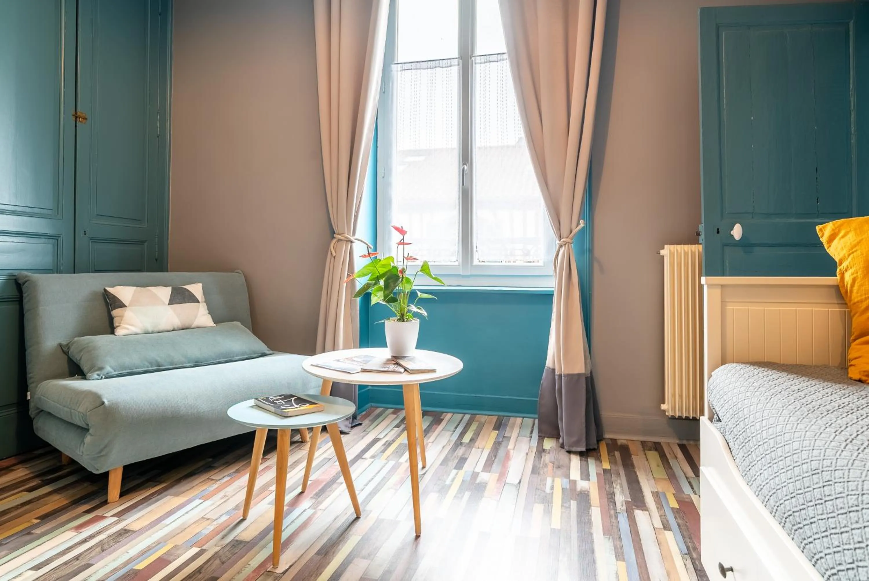 Living room, Bed in Dupain & Dubeurre Appart'hôtel - Parking en supp