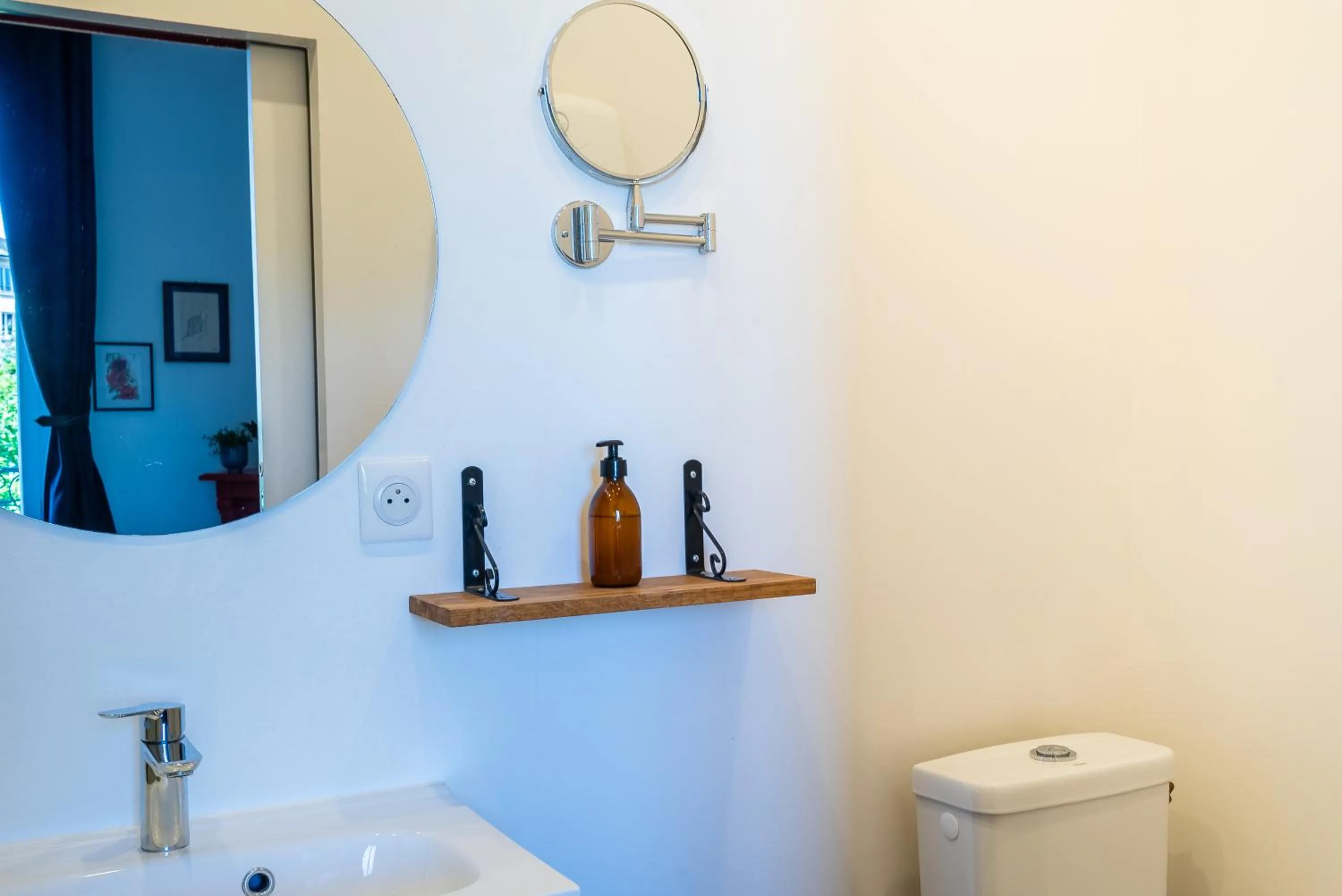 Toilet in Dupain & Dubeurre Appart'hôtel - Parking en supp