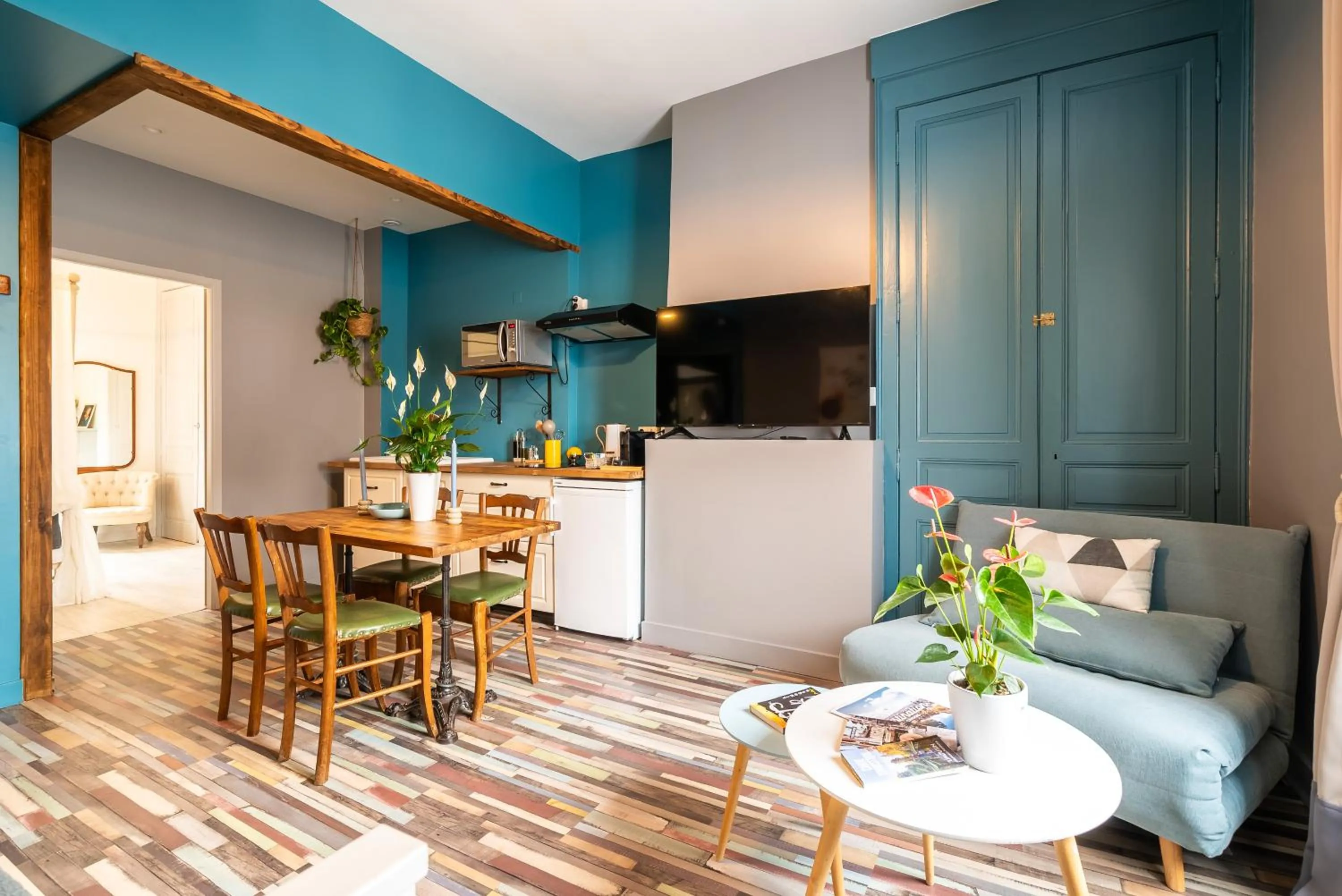 TV and multimedia in Dupain & Dubeurre Appart'hôtel - Parking en supp