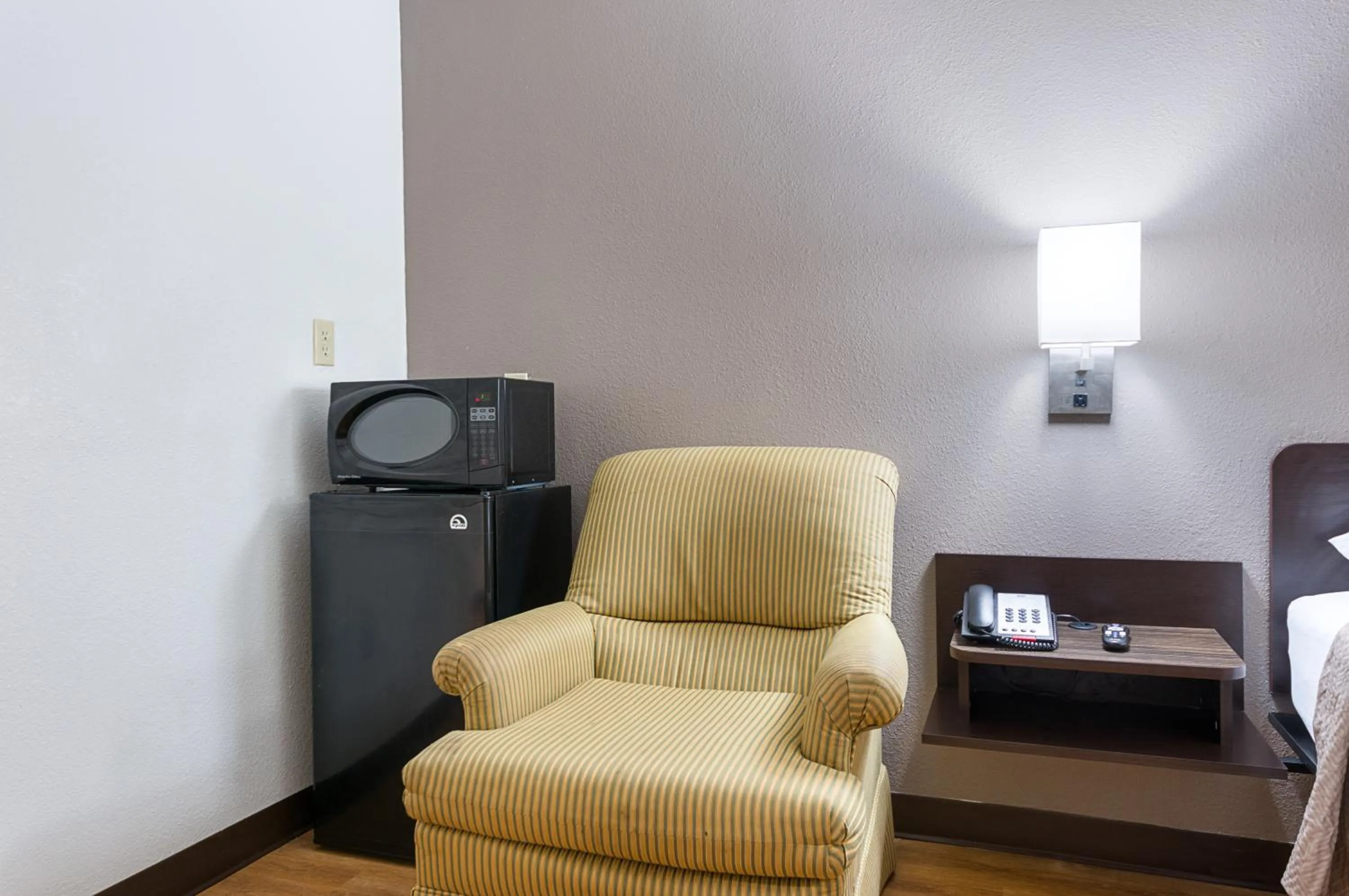 Seating area in Motel 6-New Iberia, LA