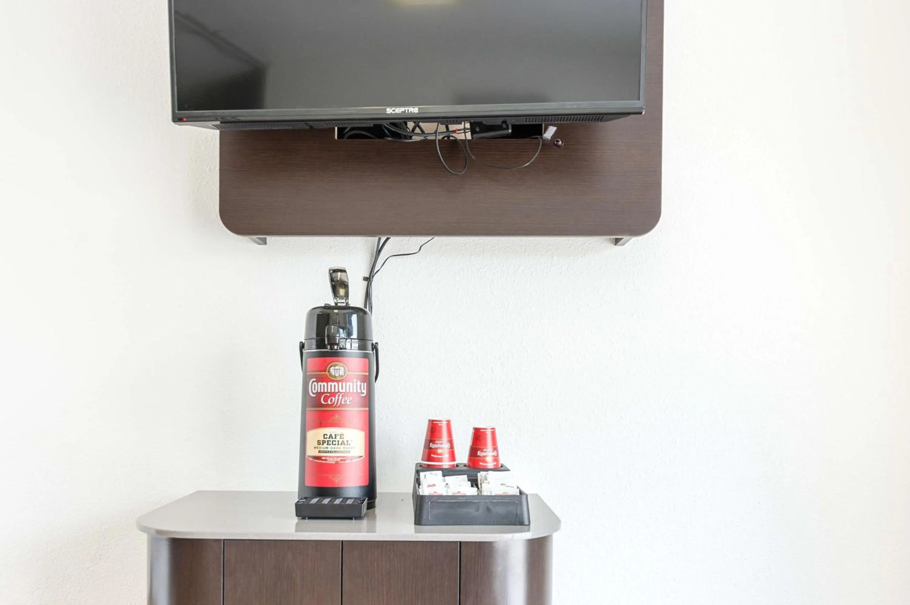 Communal lounge/ TV room in Motel 6-New Iberia, LA