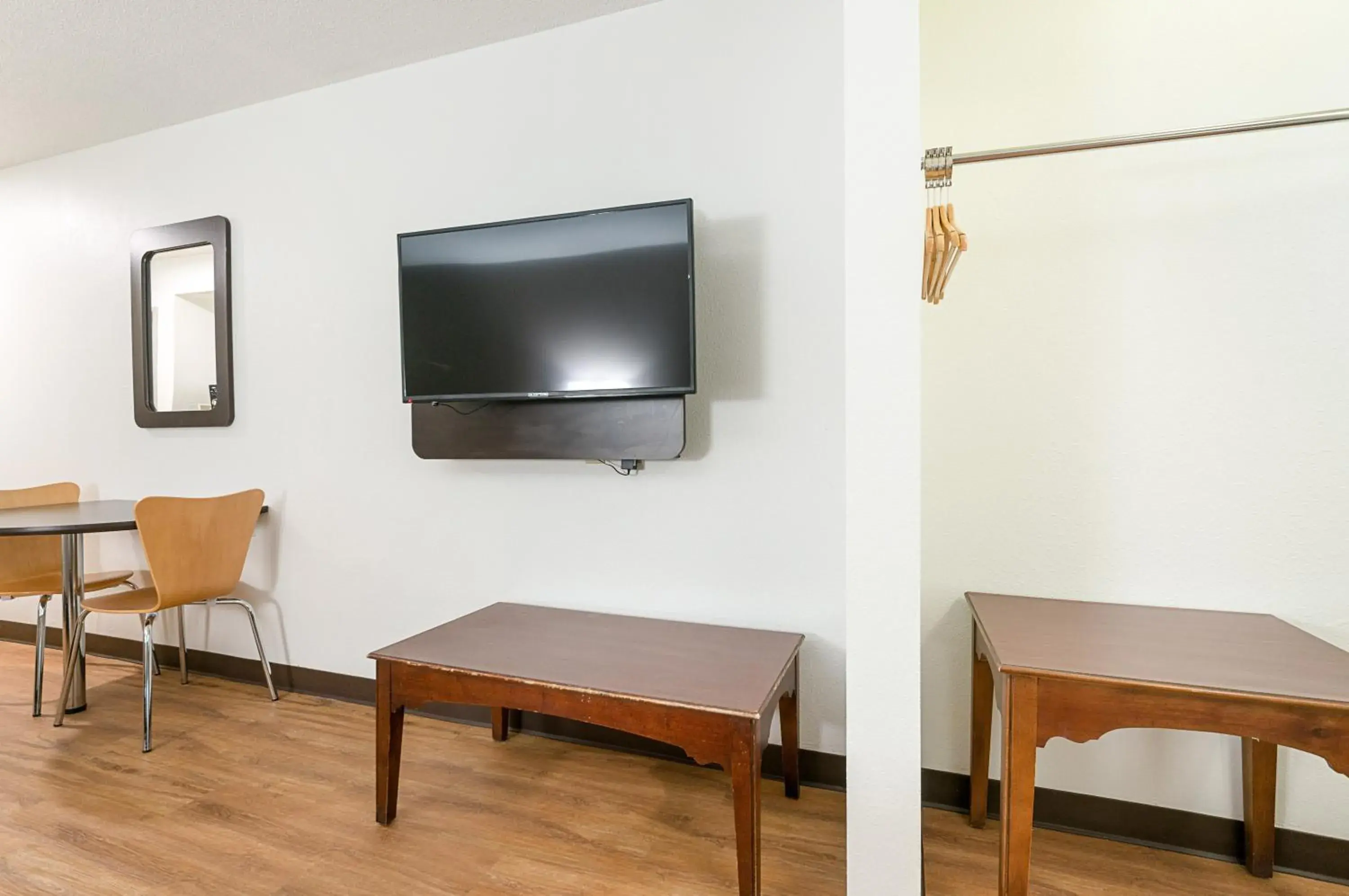 Deluxe Queen Room with Two Queen Beds - single occupancy - Non-Smoking in Motel 6-New Iberia, LA Deluxe Queen Room with Two Queen Beds - single occupancy - Non-Smoking in Motel 6-New Iberia, LA