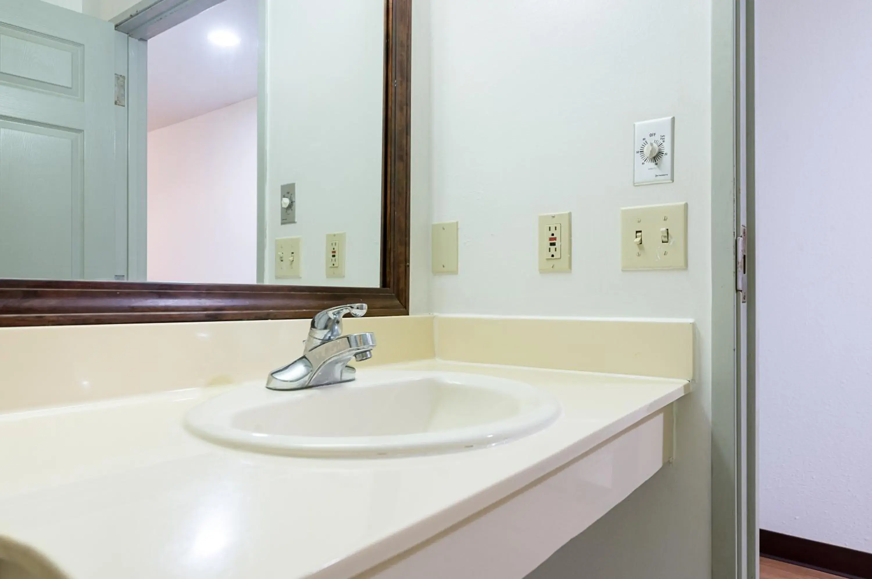 King Room with Spa Bath - single occupancy - Smoking in Motel 6-New Iberia, LA King Room with Spa Bath - single occupancy - Smoking in Motel 6-New Iberia, LA