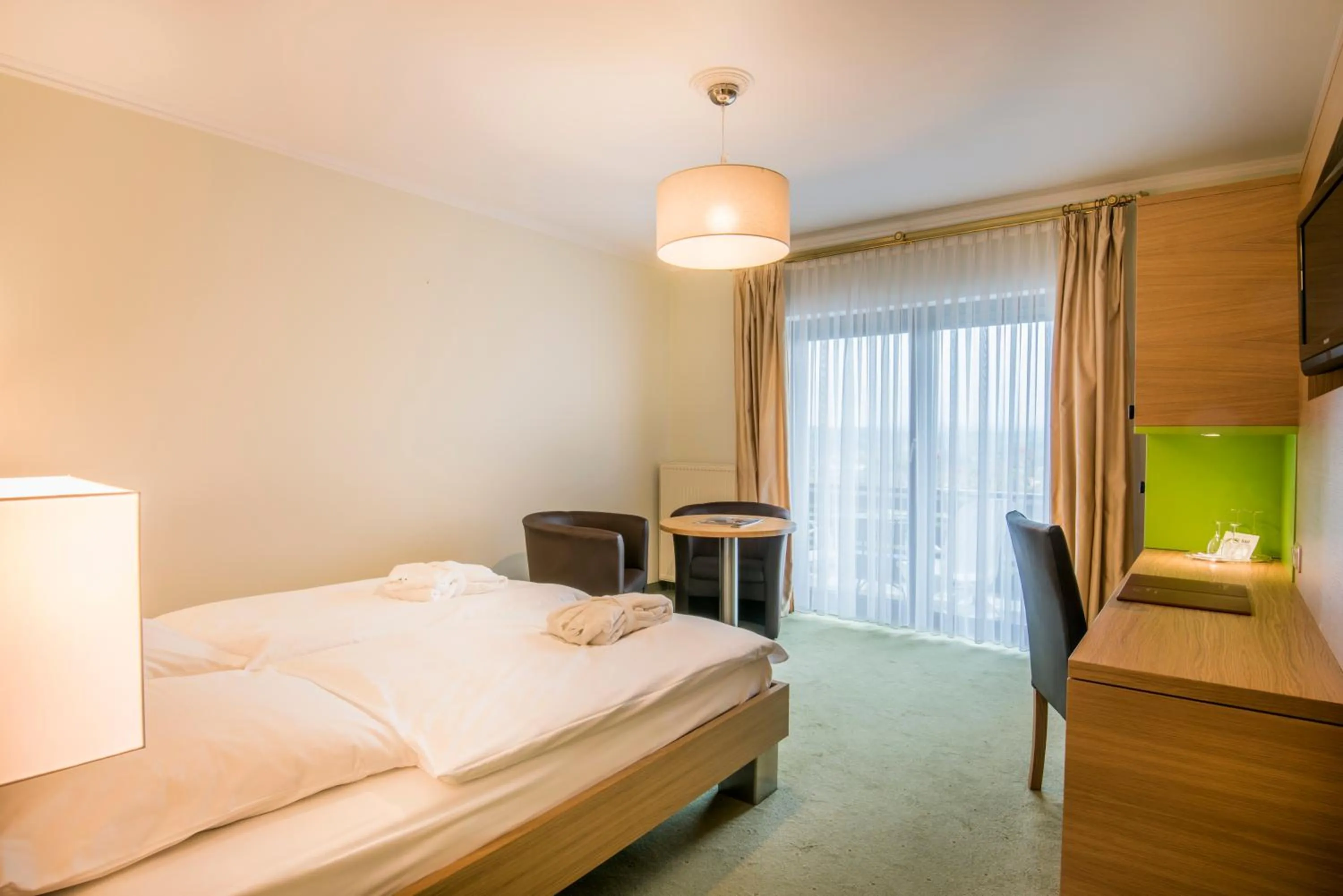 Seating area, Bed in Eden au Lac