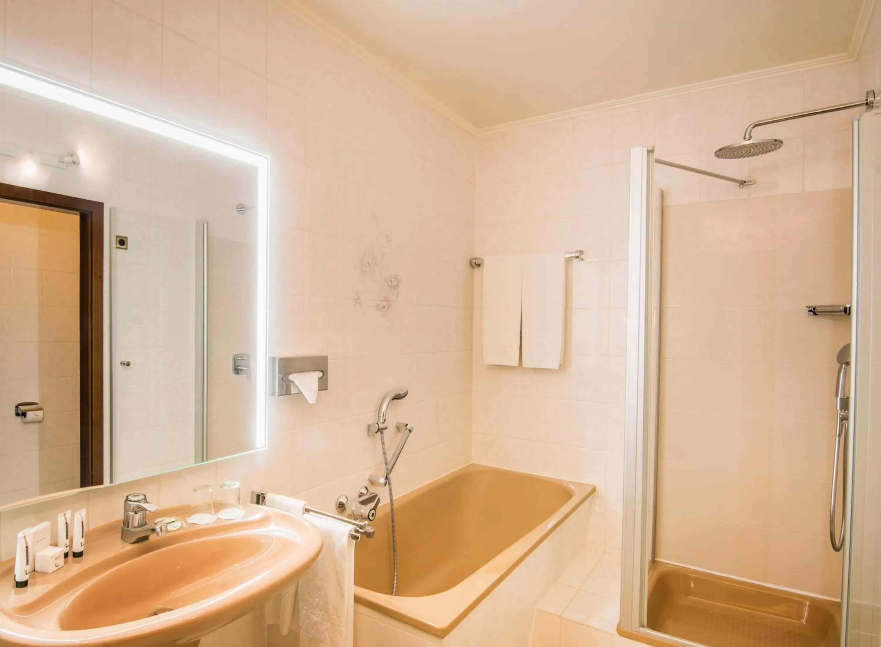 Shower in Eden au Lac