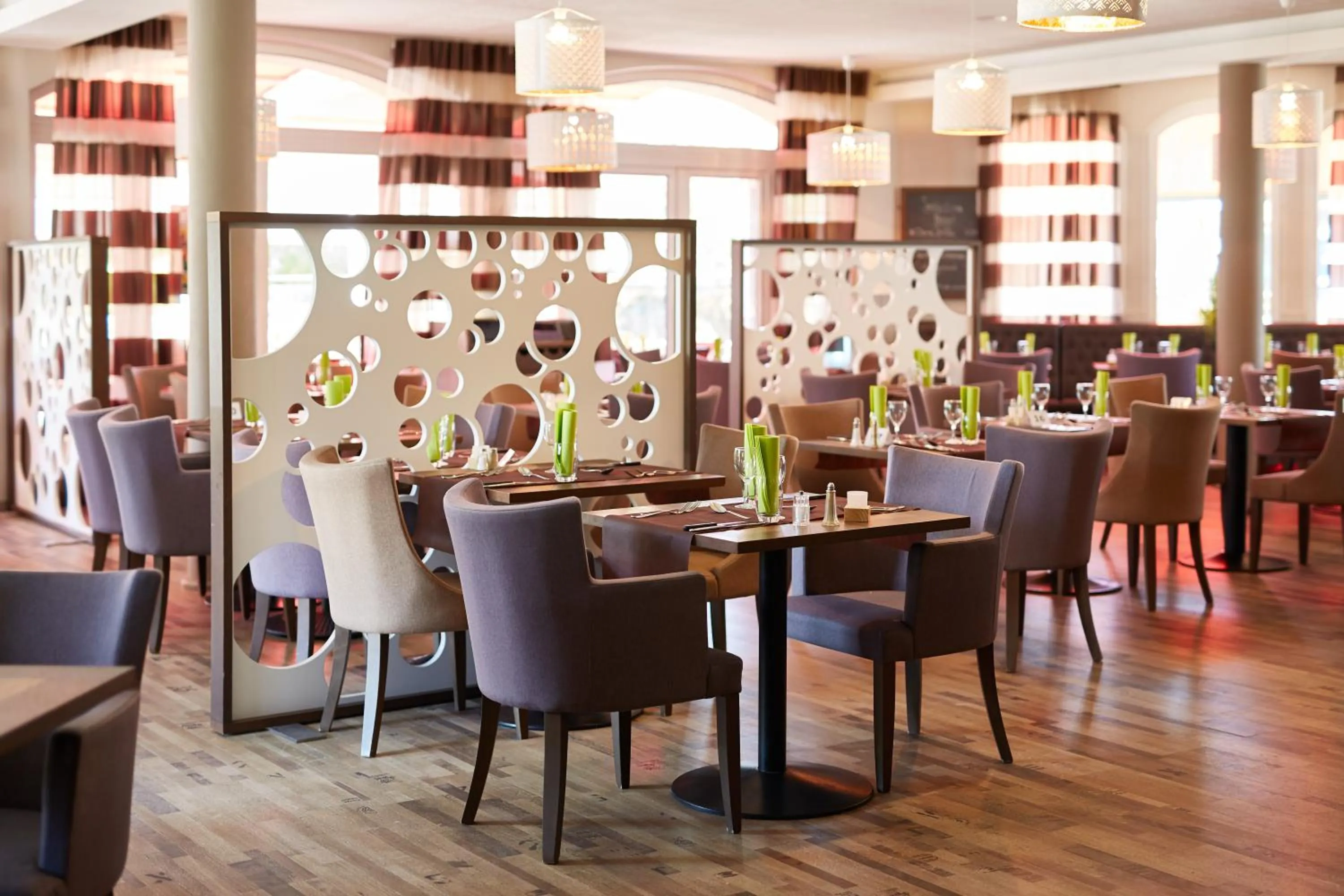 Restaurant/places to eat in Threeland Hotel