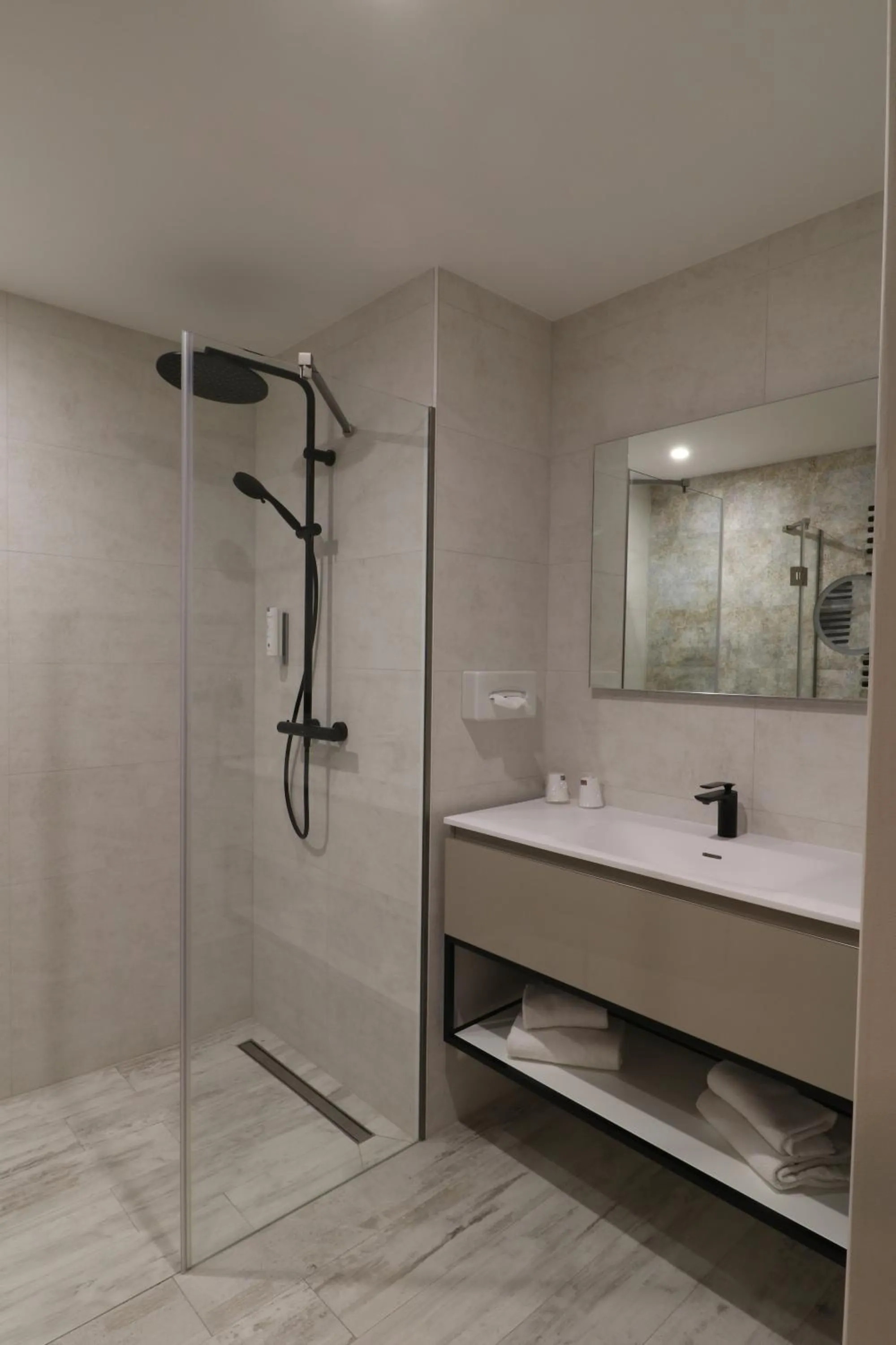 Bathroom in Threeland Hotel