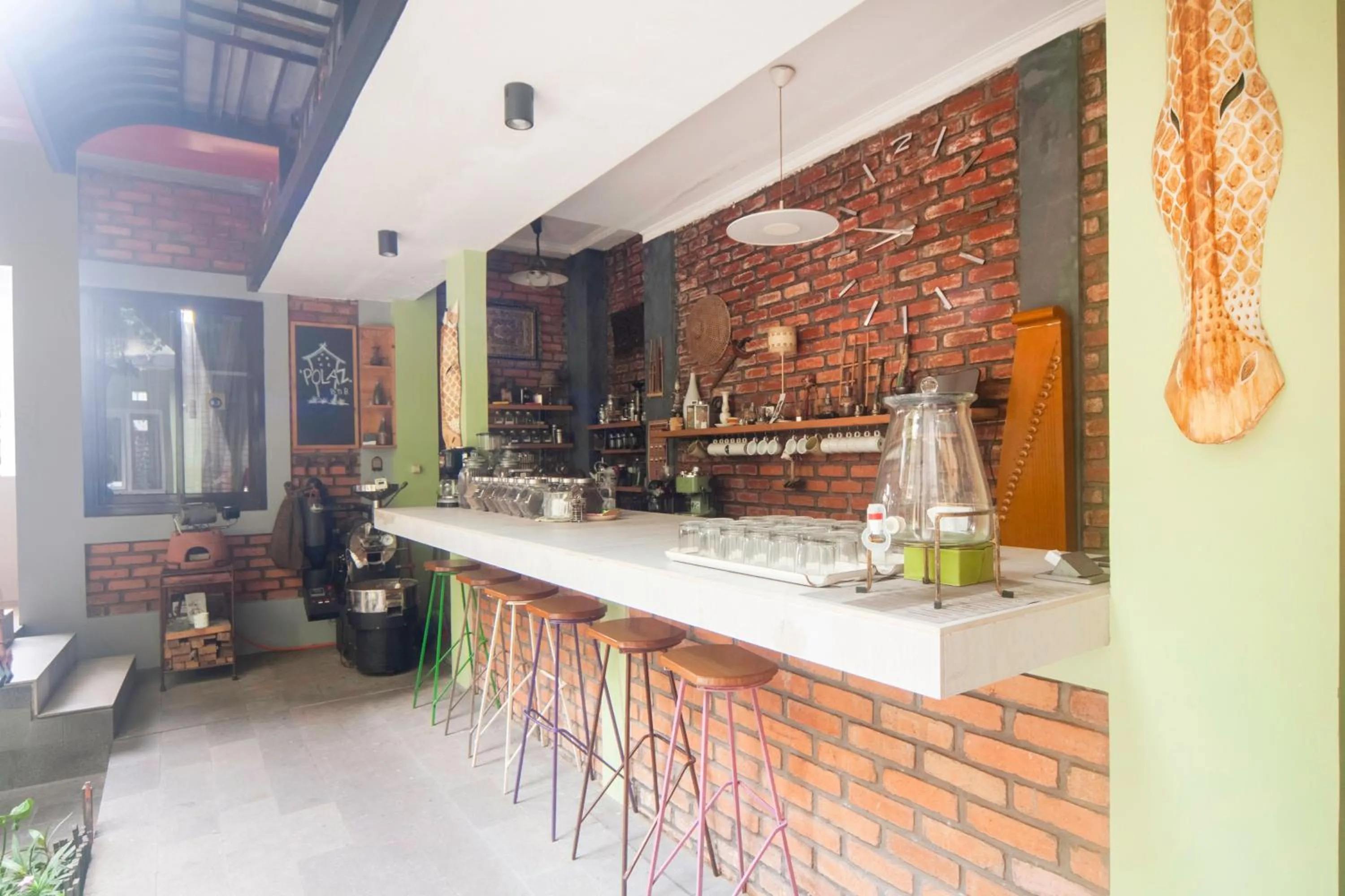 Facade/entrance in PoLaz (Bed 'n Brew)