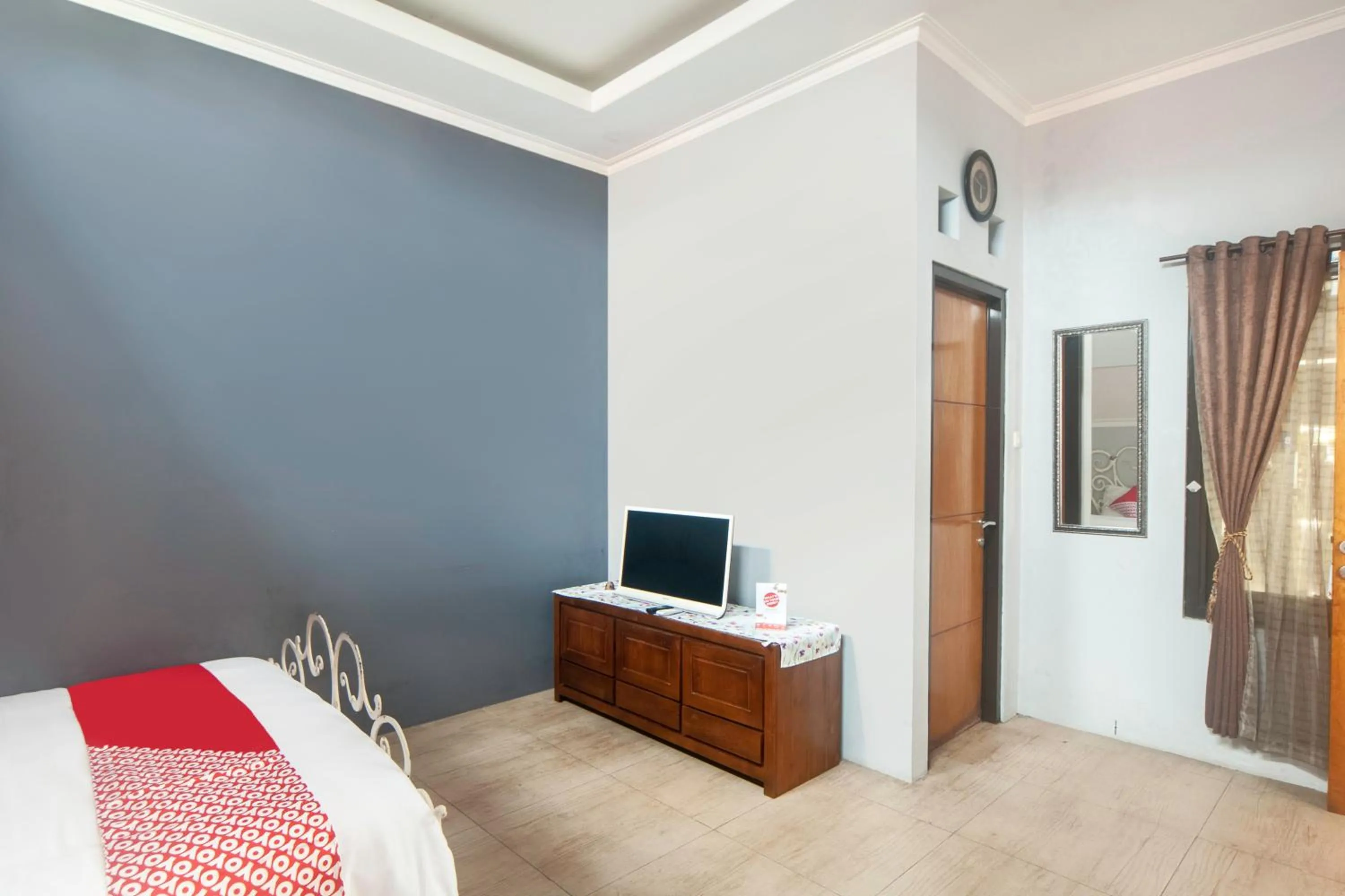 Bedroom, TV/Entertainment Center in PoLaz (Bed 'n Brew)