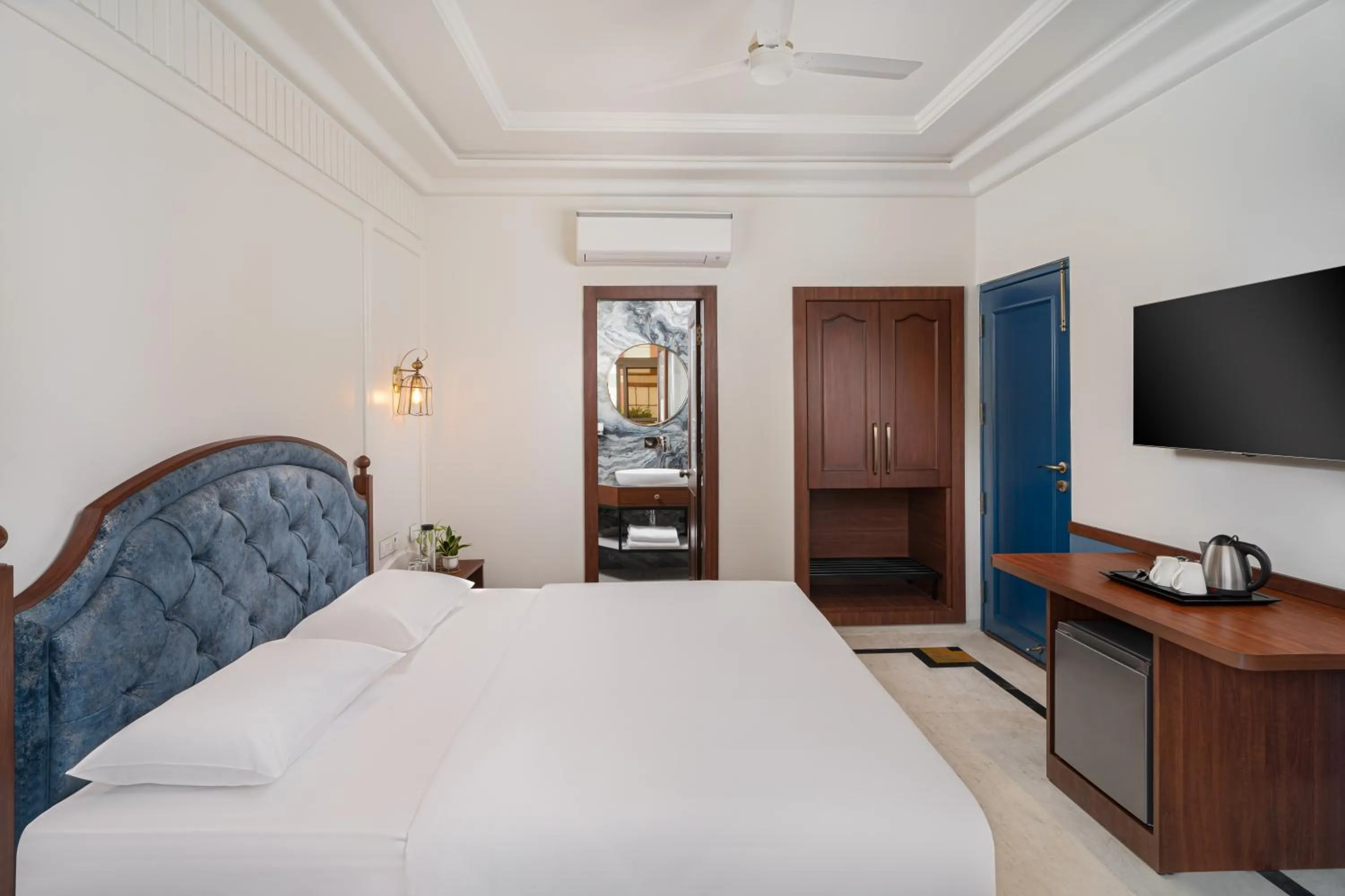 Street view, Bed in Hotel Ganga Maiya