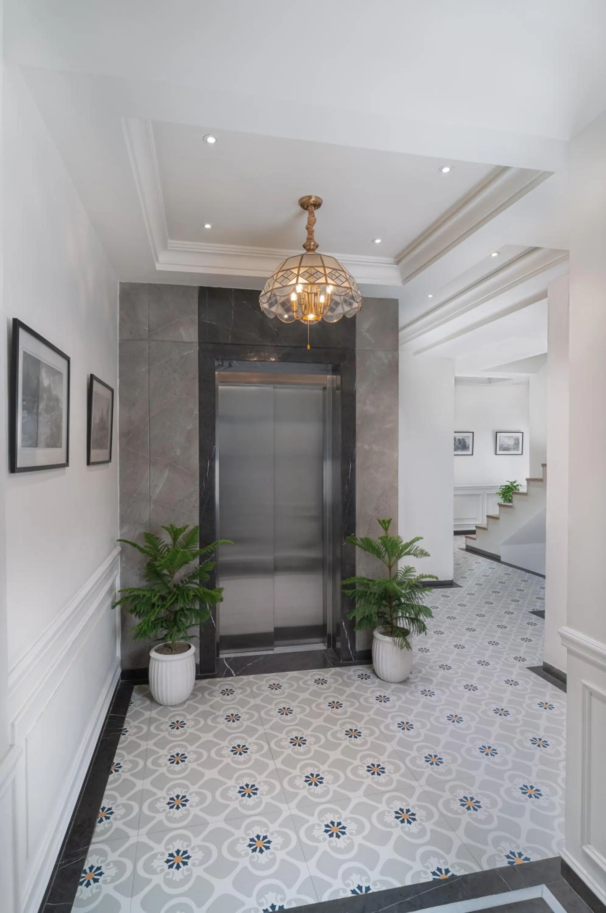 elevator in Hotel Ganga Maiya