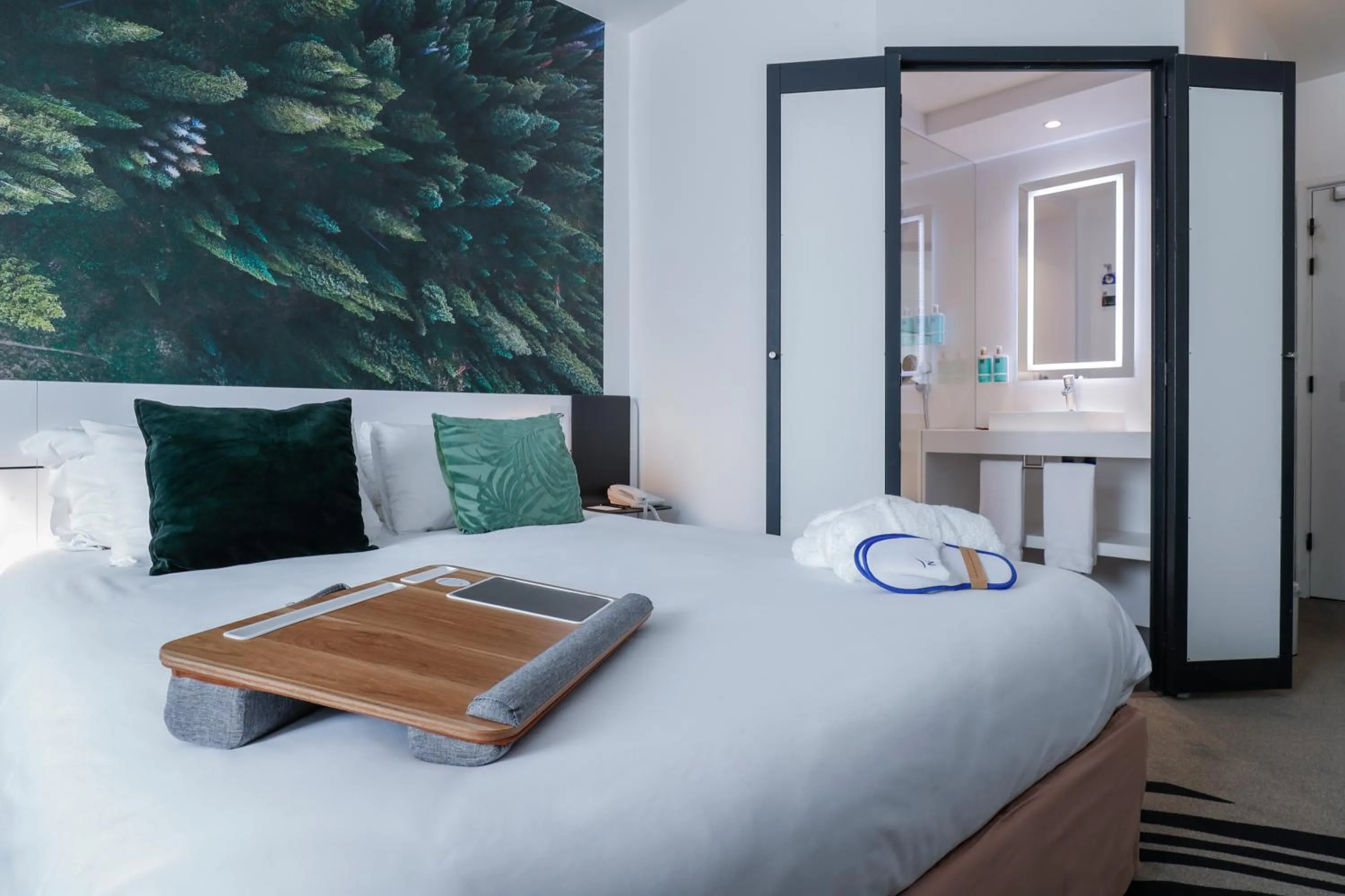 Bathroom, Bed in Novotel Luxembourg Centre