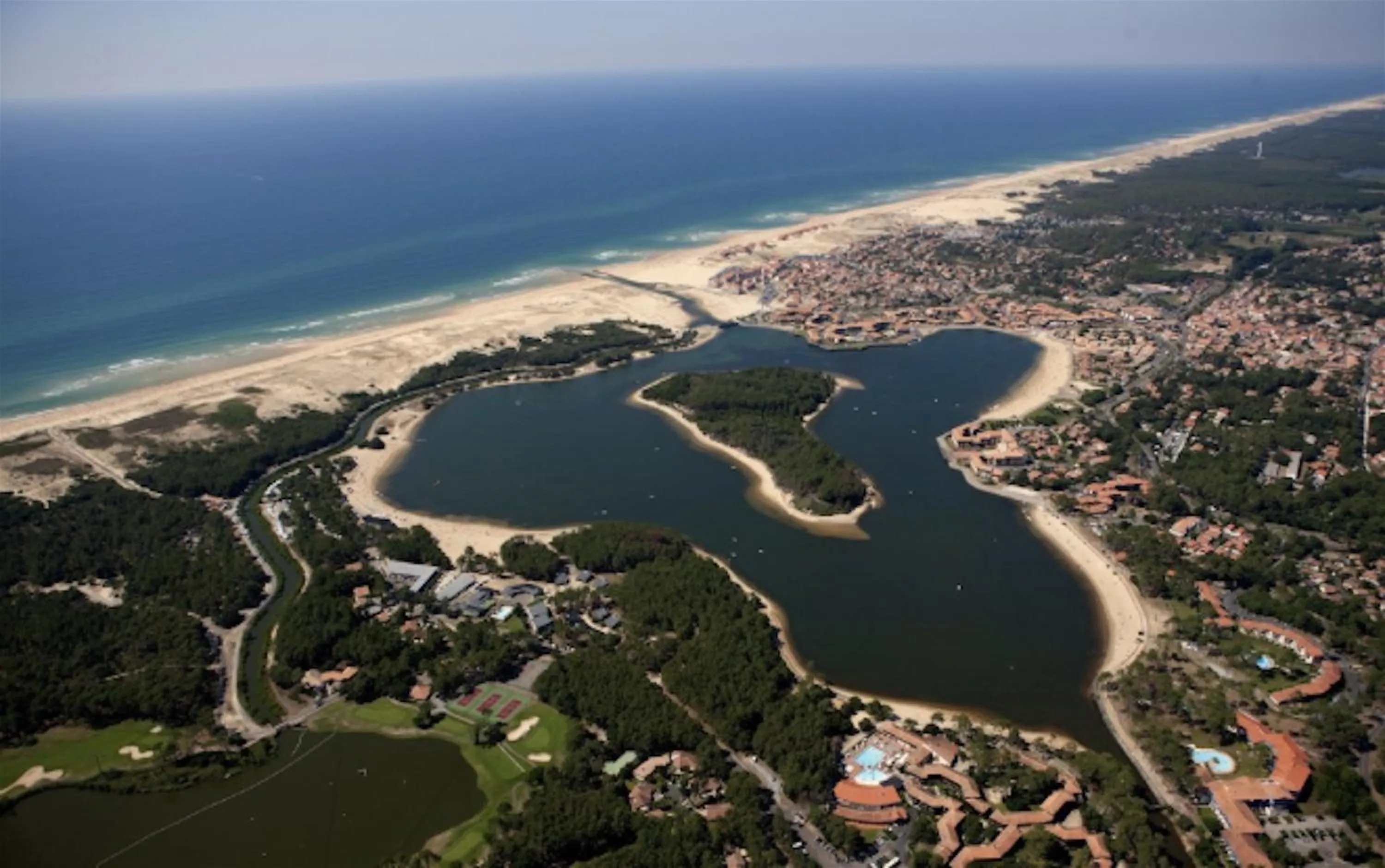 Nearby landmark in Résidence Mes Amours d'Enfants - Les Villas du Lac