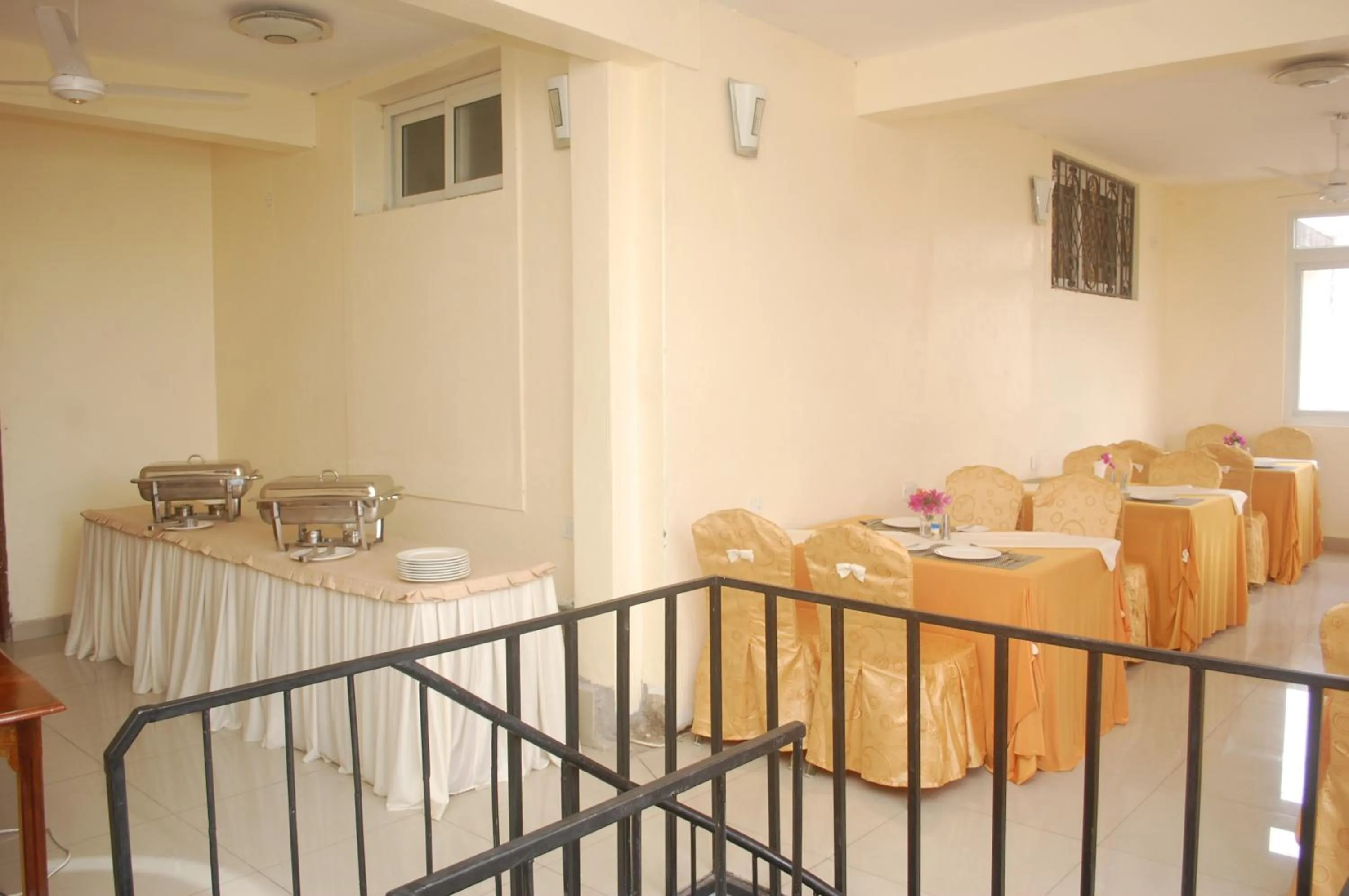 Restaurant/places to eat in Regency Inn Tudor