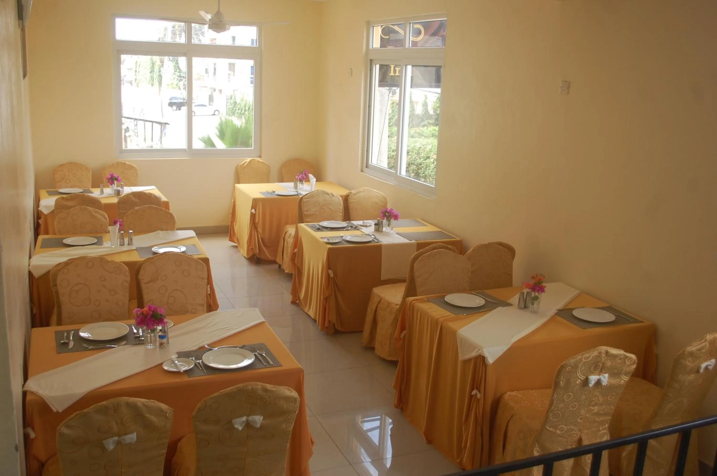 Restaurant/places to eat in Regency Inn Tudor