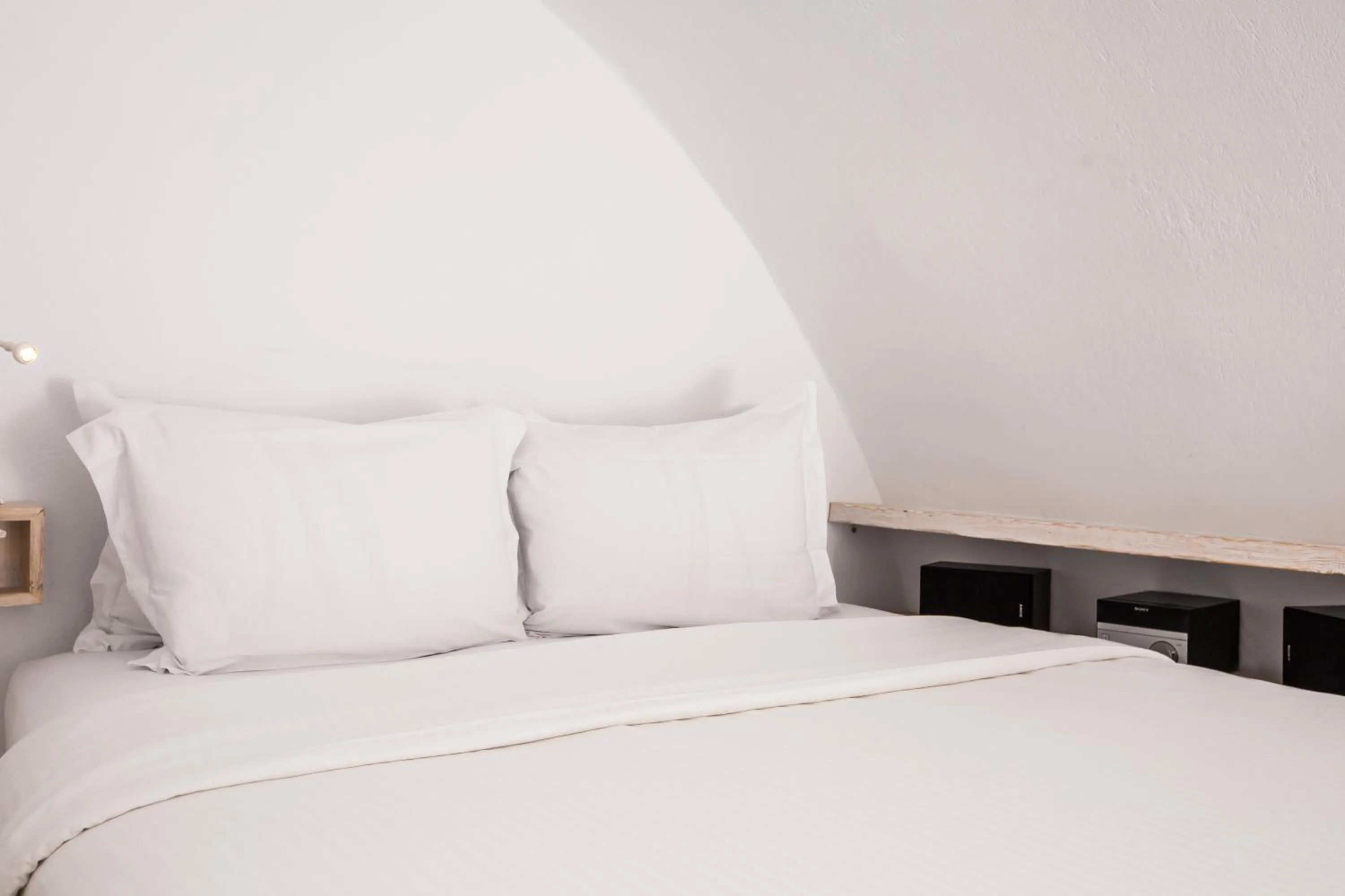 Time of day, Bed in The Dream Santorini