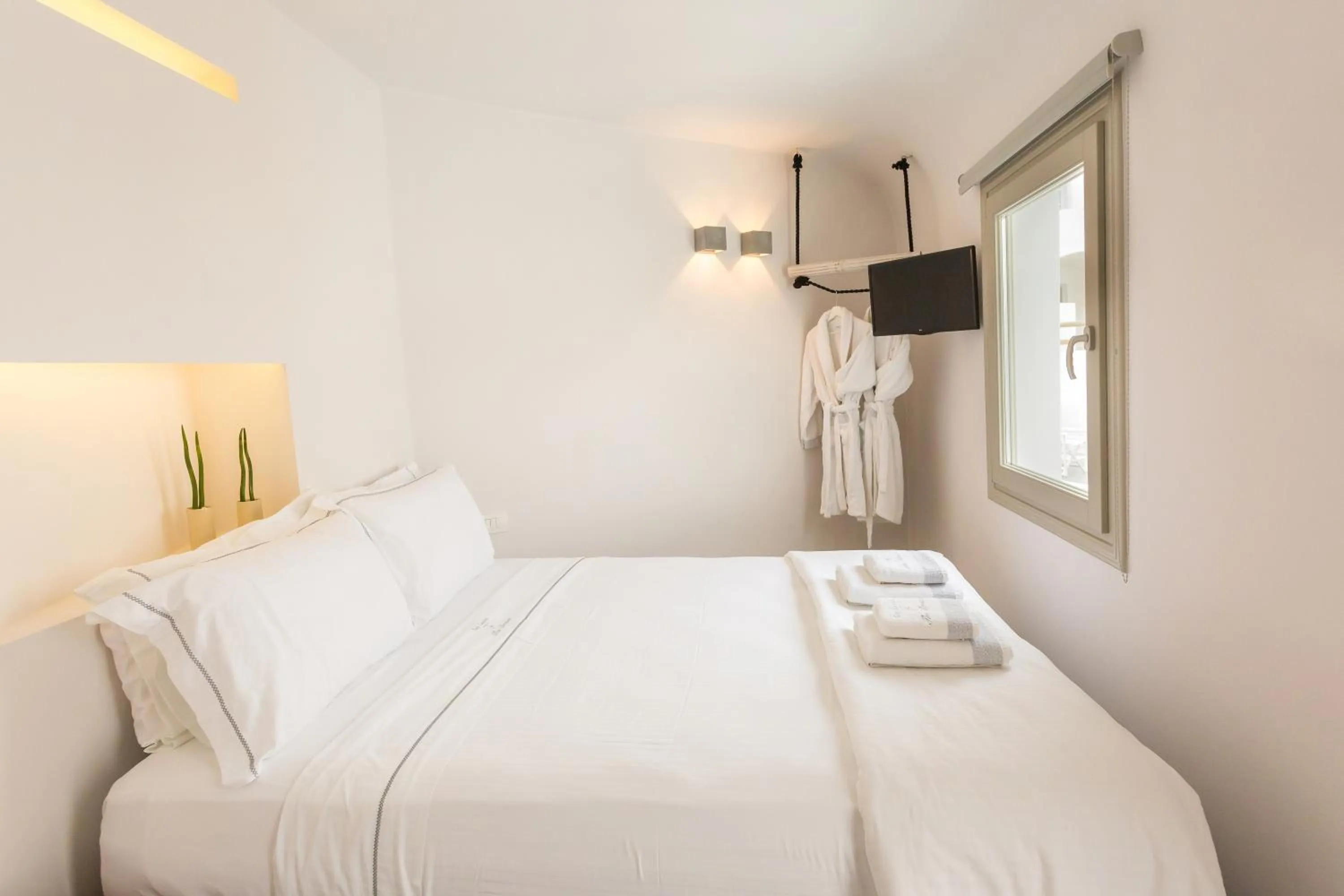 Time of day, Bed in The Dream Santorini