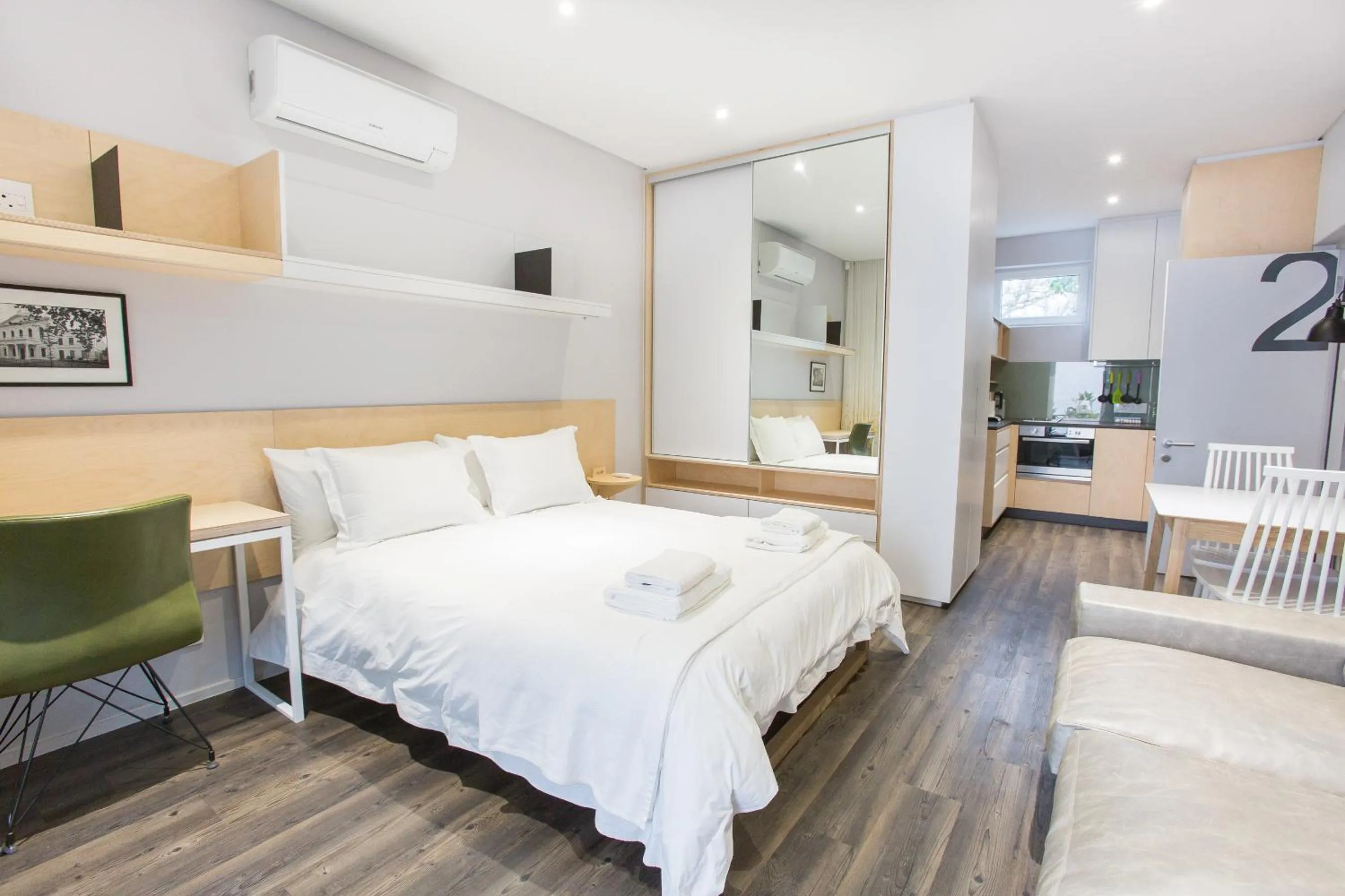 Photo of the whole room, Bed in Laanhof Studios