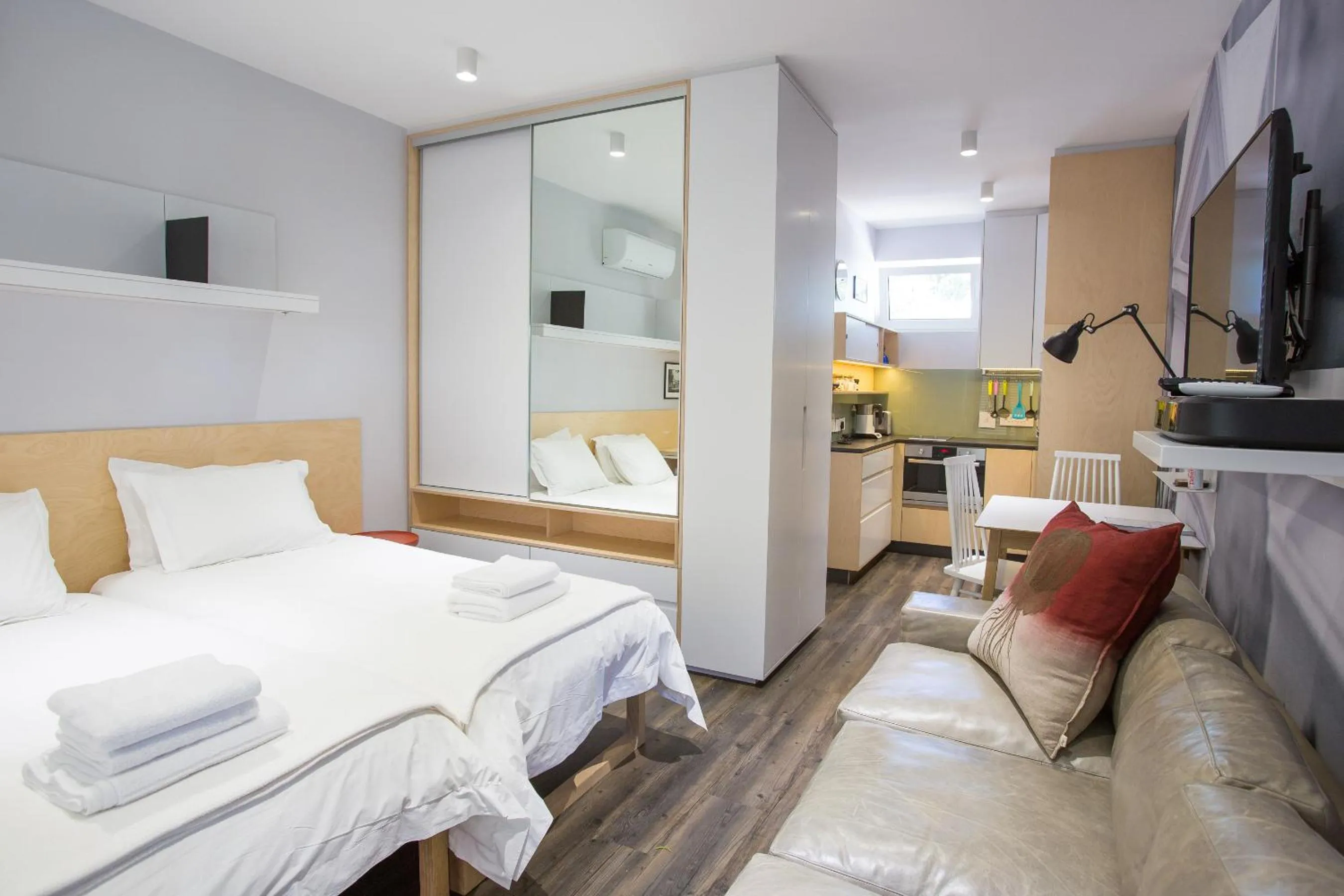 Photo of the whole room, Bed in Laanhof Studios