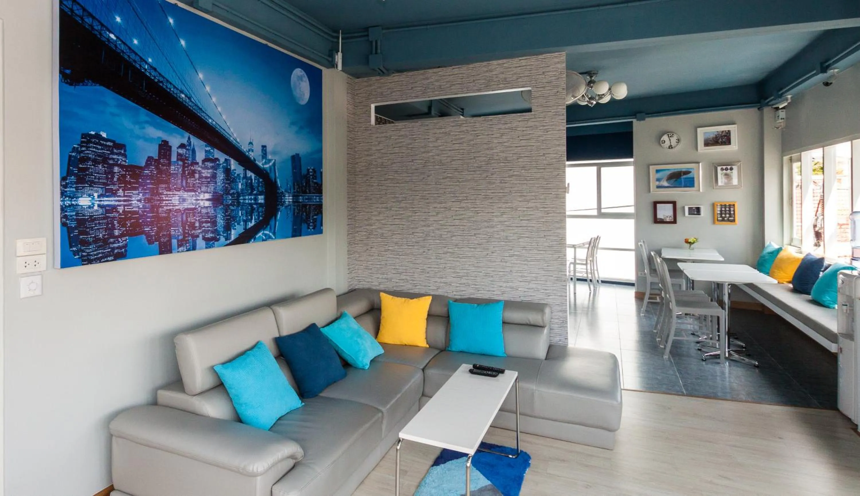 Communal lounge/ TV room in The Moon Hostel Huahin