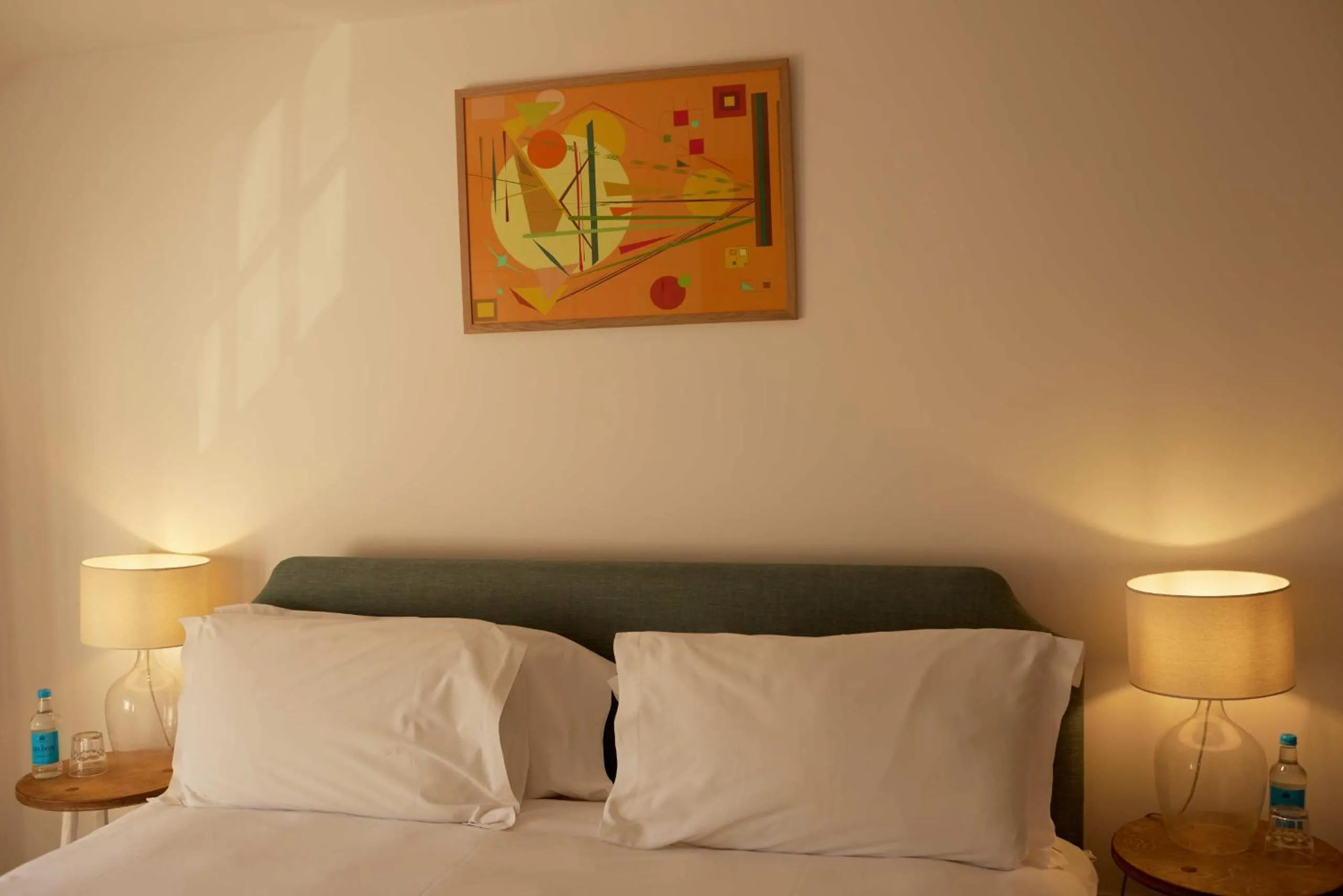 Bedroom, Bed in The Dog & Gun Inn