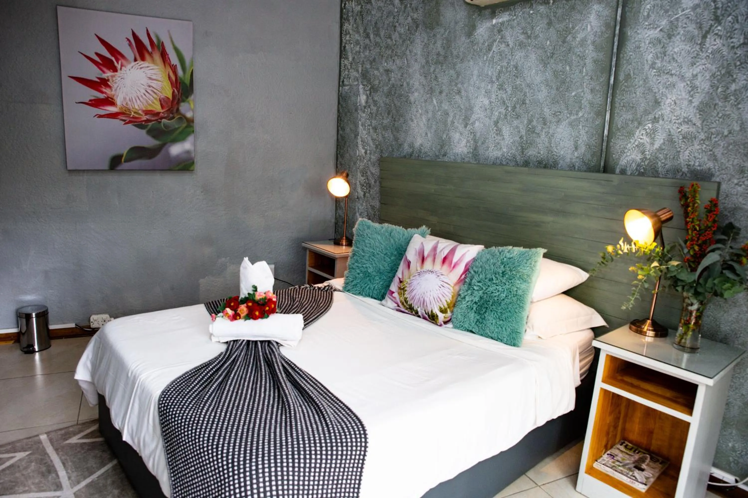 Bed in Woodpecker Guesthouse