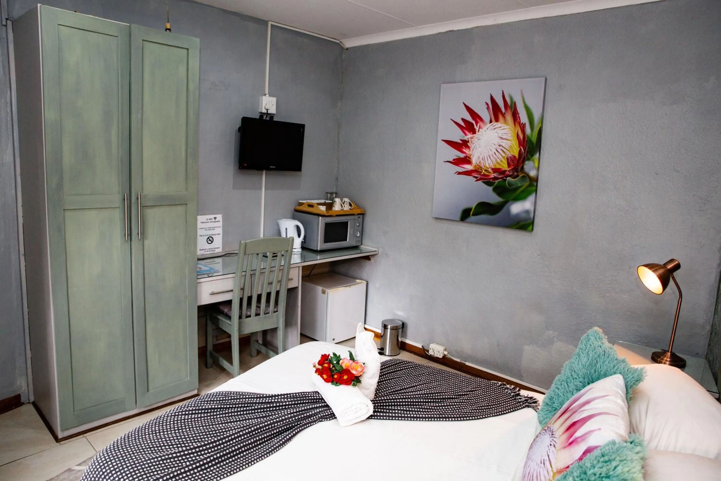 Bed in Woodpecker Guesthouse