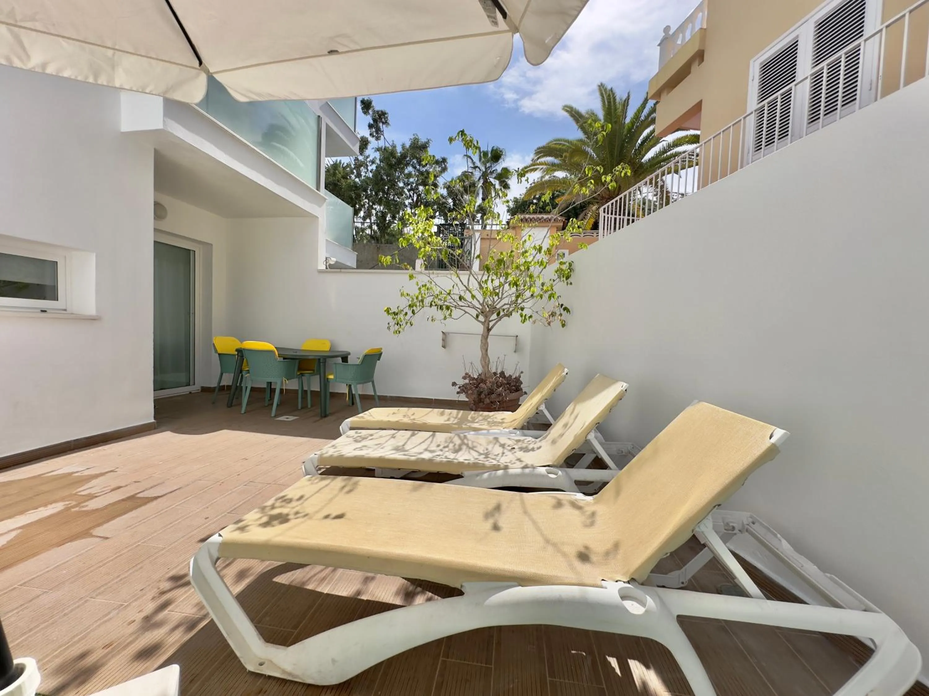 Restaurant/places to eat in The Blue Corner Apartments