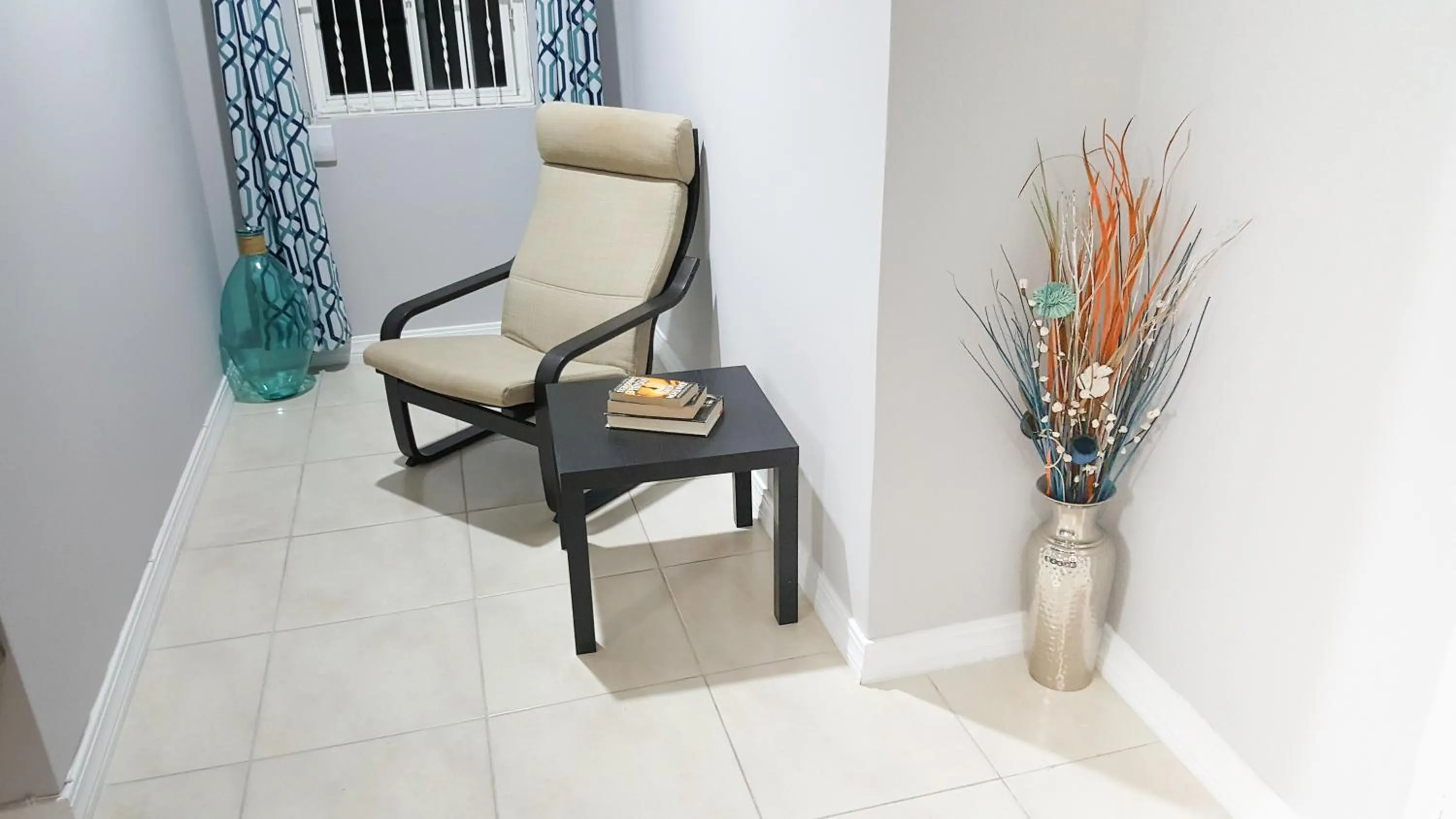 Seating area in New Kingston Guest Apartments @ Donhead