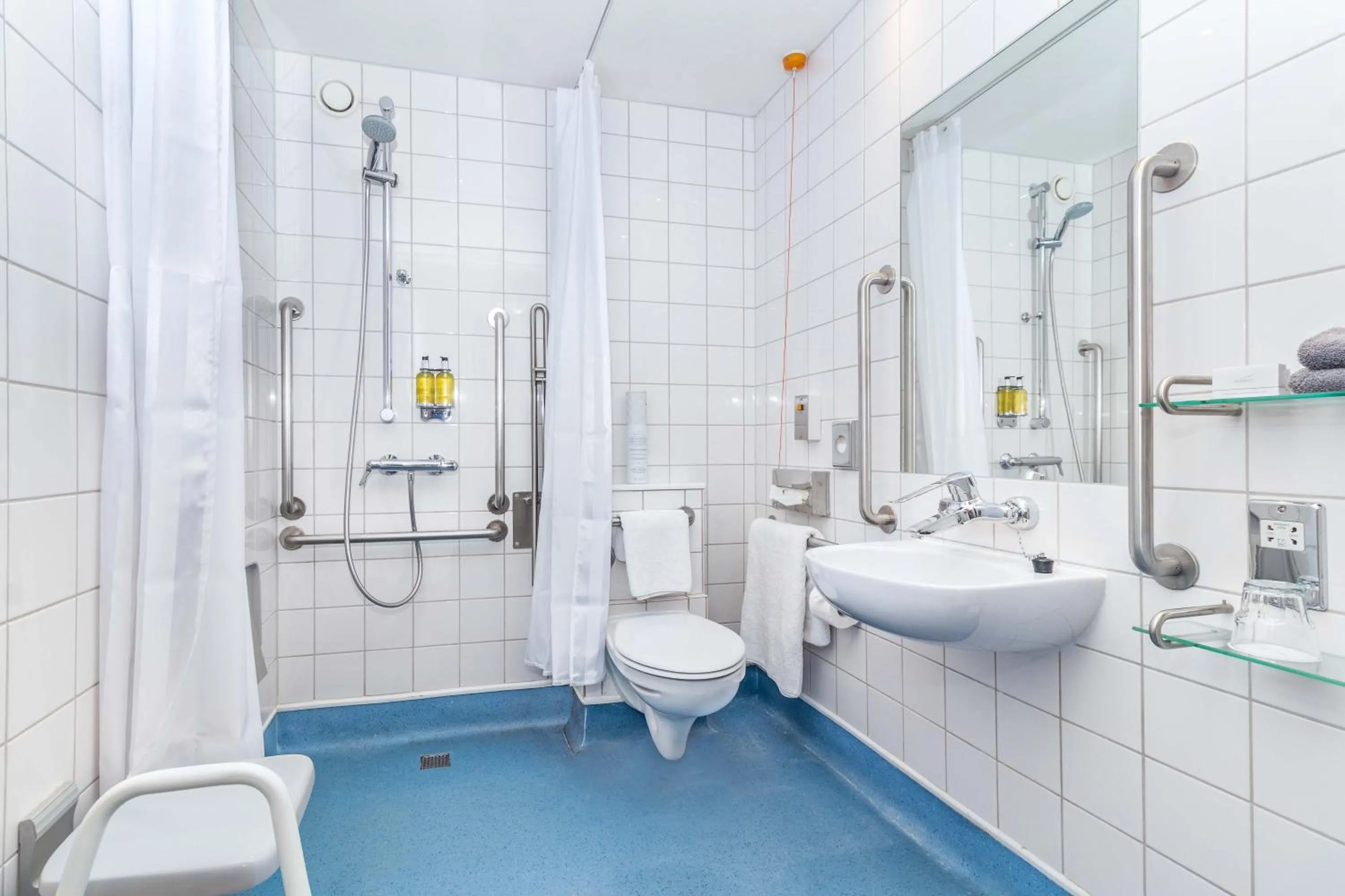 Bathroom in The Jubilee Hotel