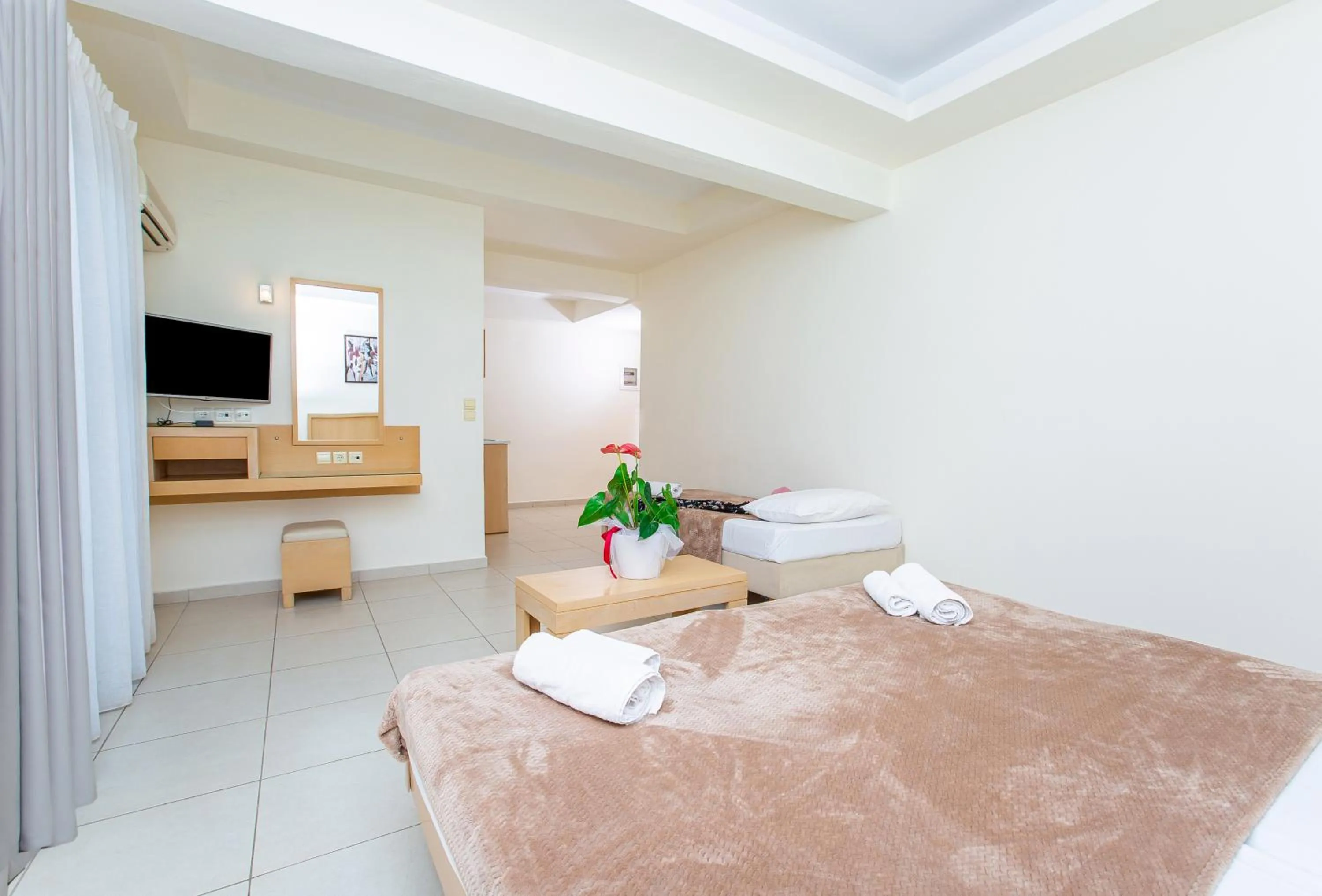 Bedroom, Bed in Hermes Hotel