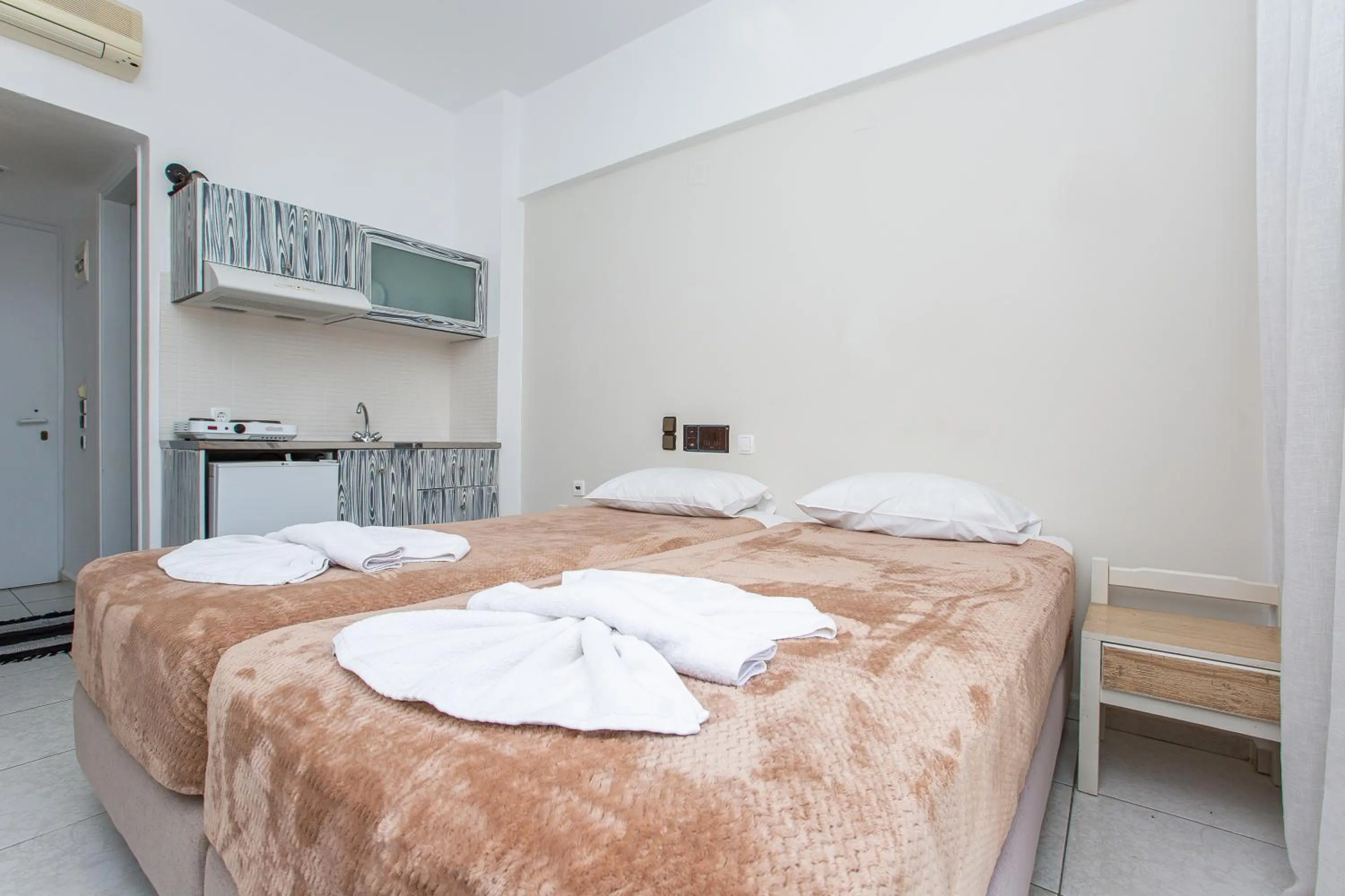 Kitchen or kitchenette, Bed in Hermes Hotel