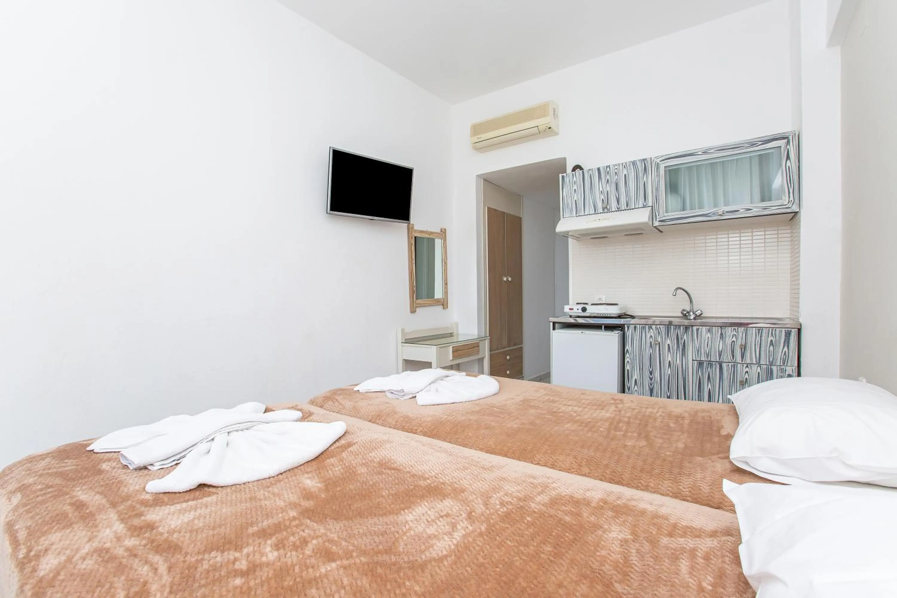 Kitchen or kitchenette, Bed in Hermes Hotel