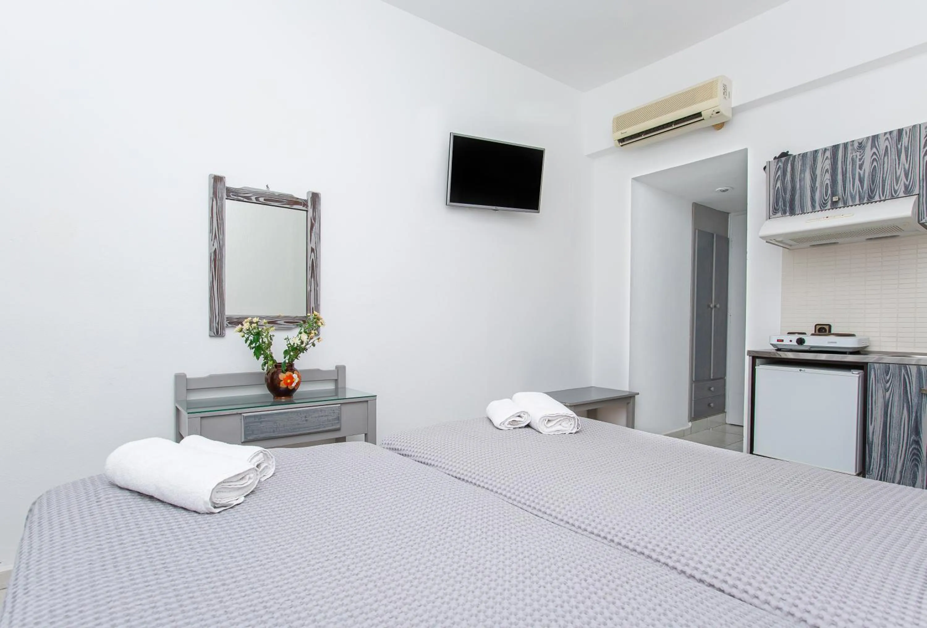 Kitchen or kitchenette, Bed in Hermes Hotel