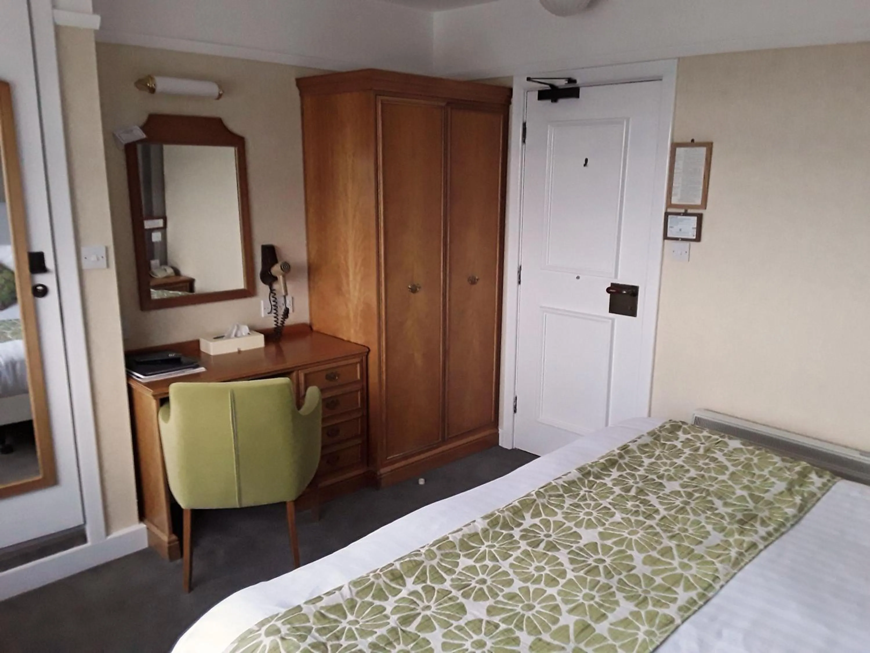 Other, Bed in The Cottage Hotel