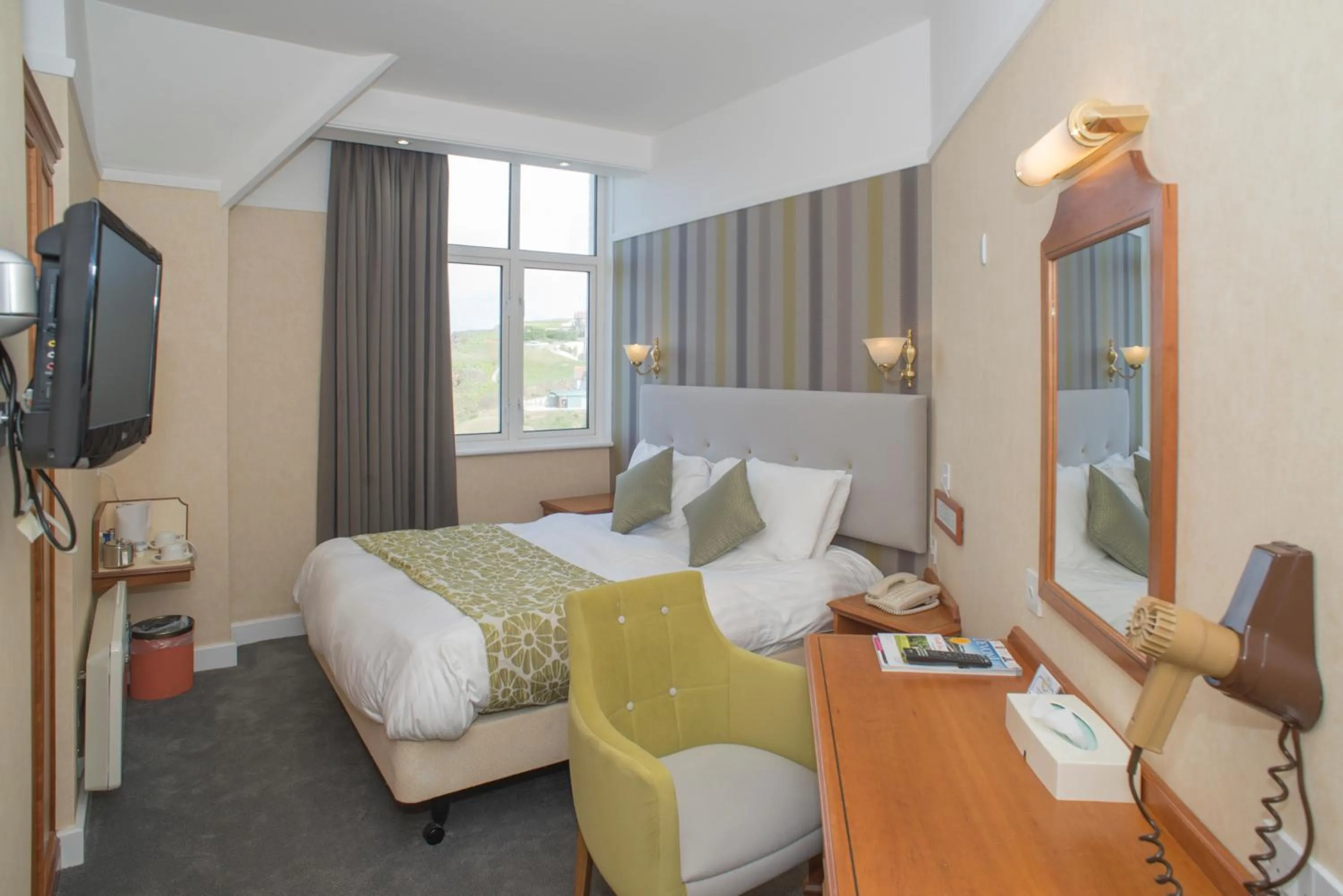 Property building, Bed in The Cottage Hotel