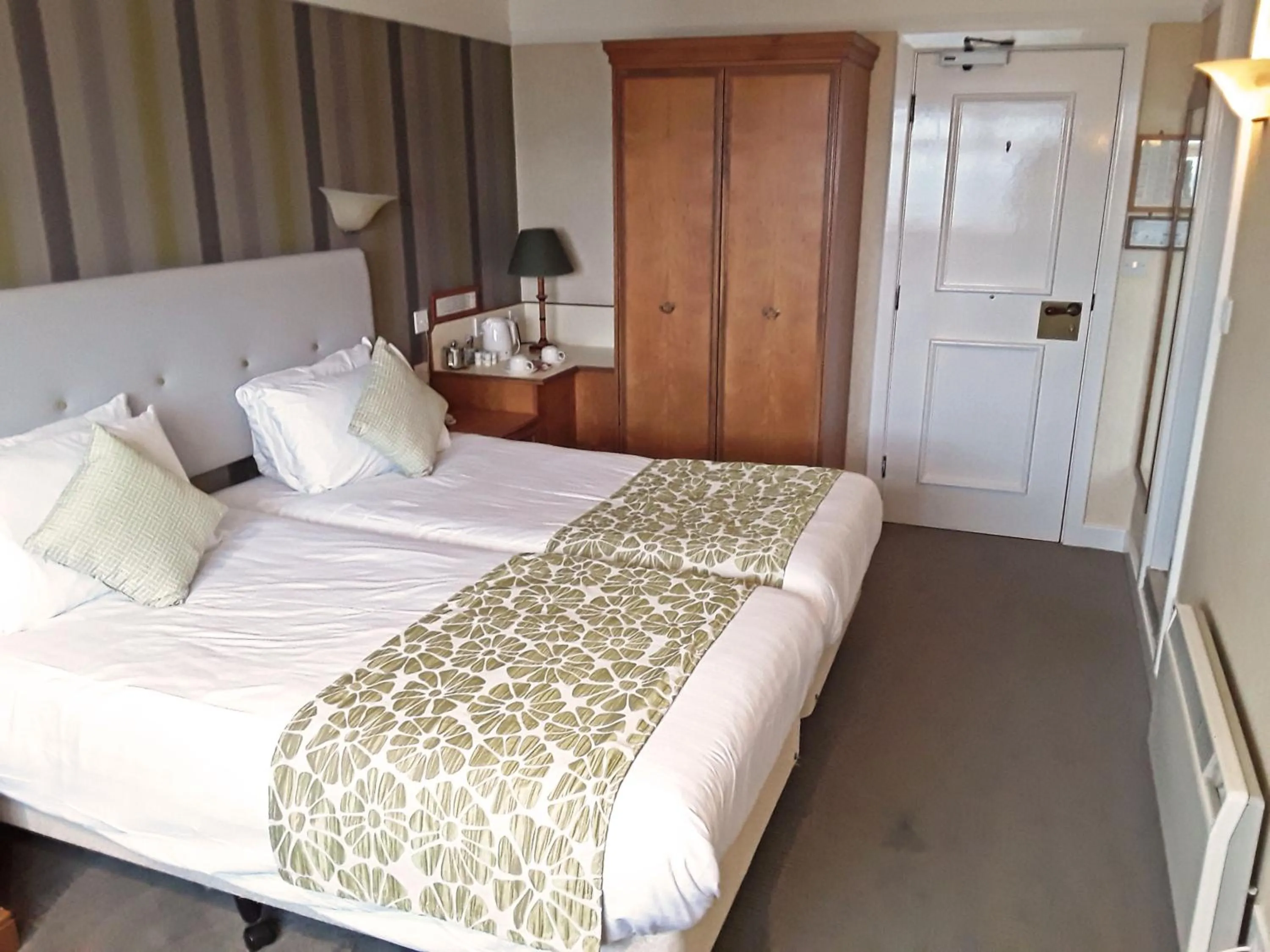 Photo of the whole room, Bed in The Cottage Hotel