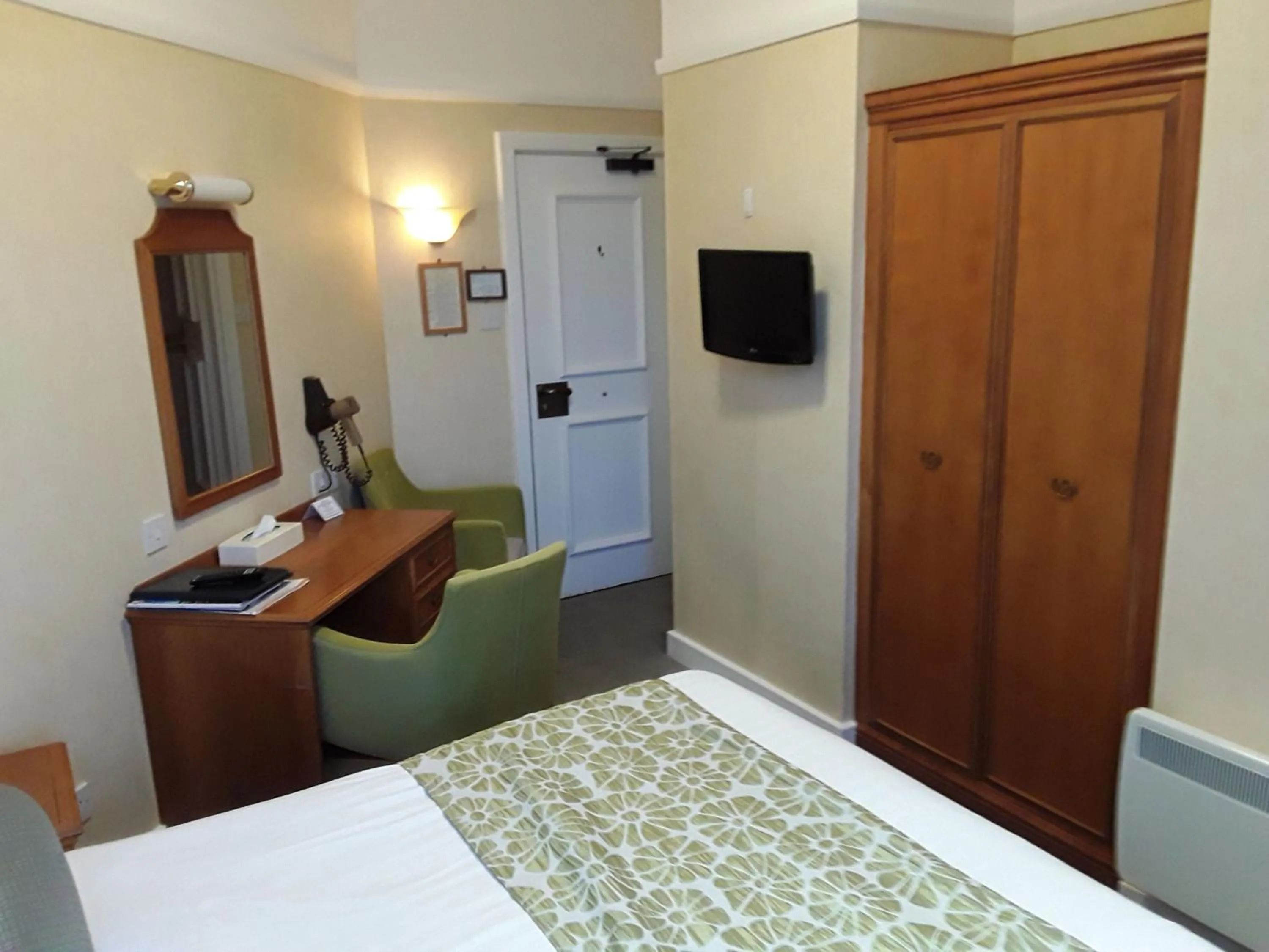 Other, Bed in The Cottage Hotel