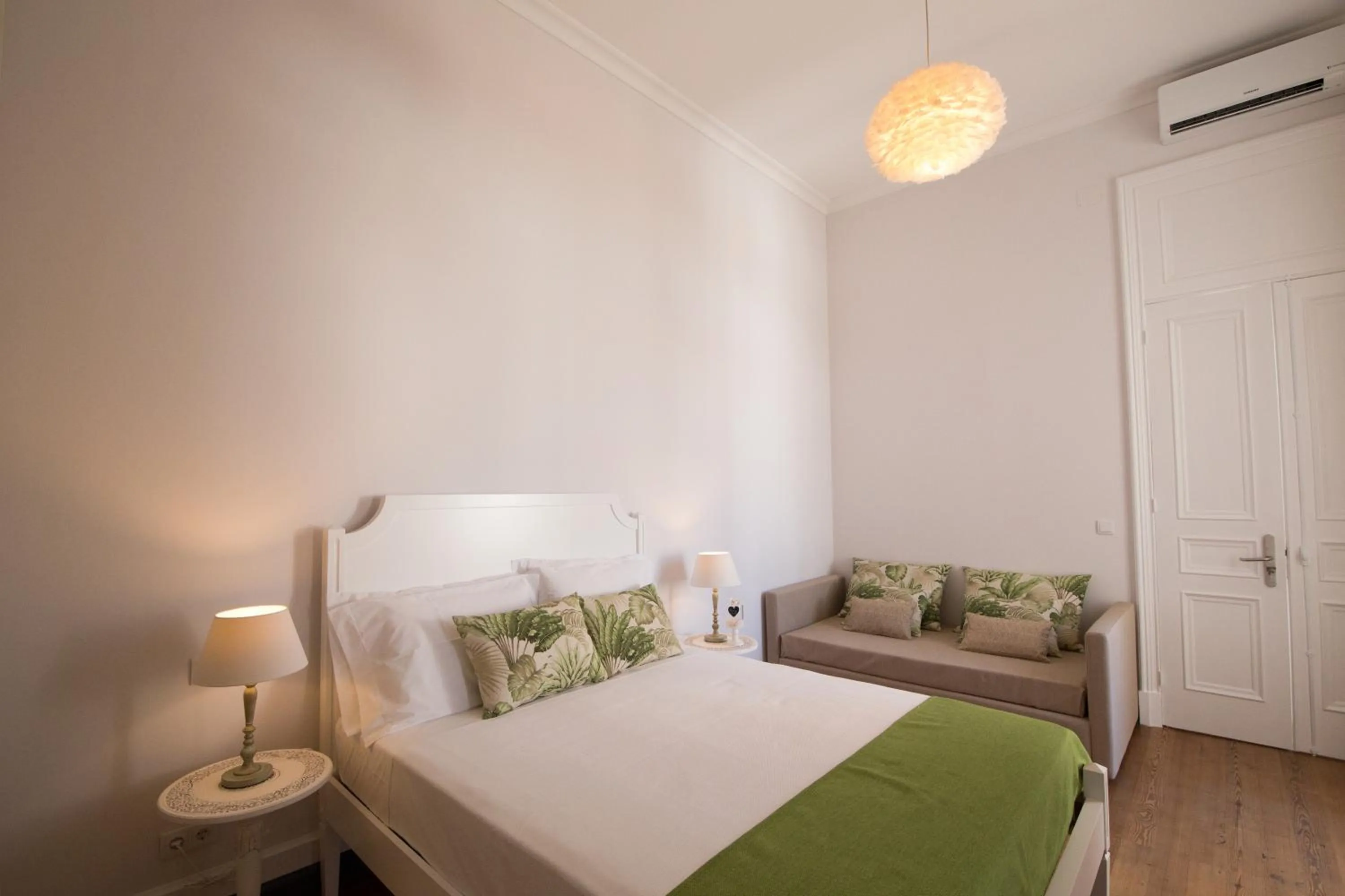 Bedroom, Bed in Casa das Palmeiras Charming House - Azores 1901