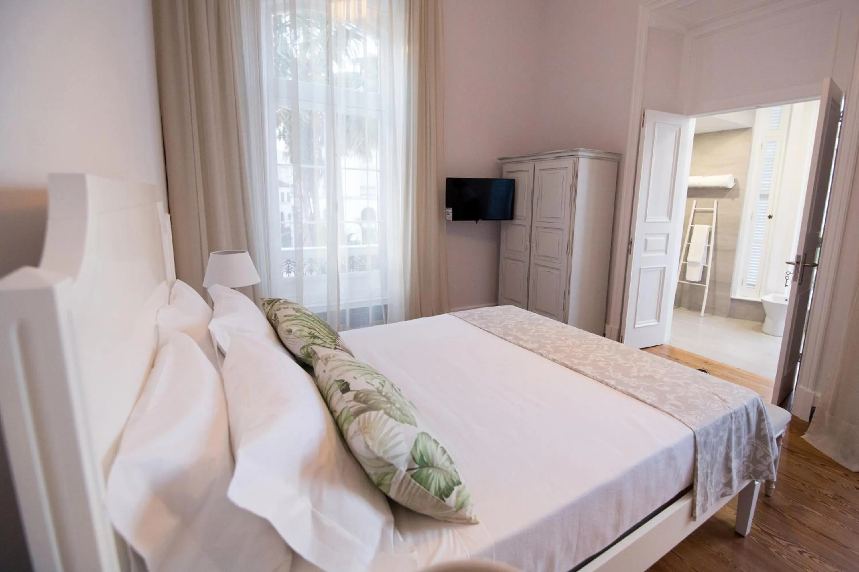 Bedroom, Bed in Casa das Palmeiras Charming House - Azores 1901