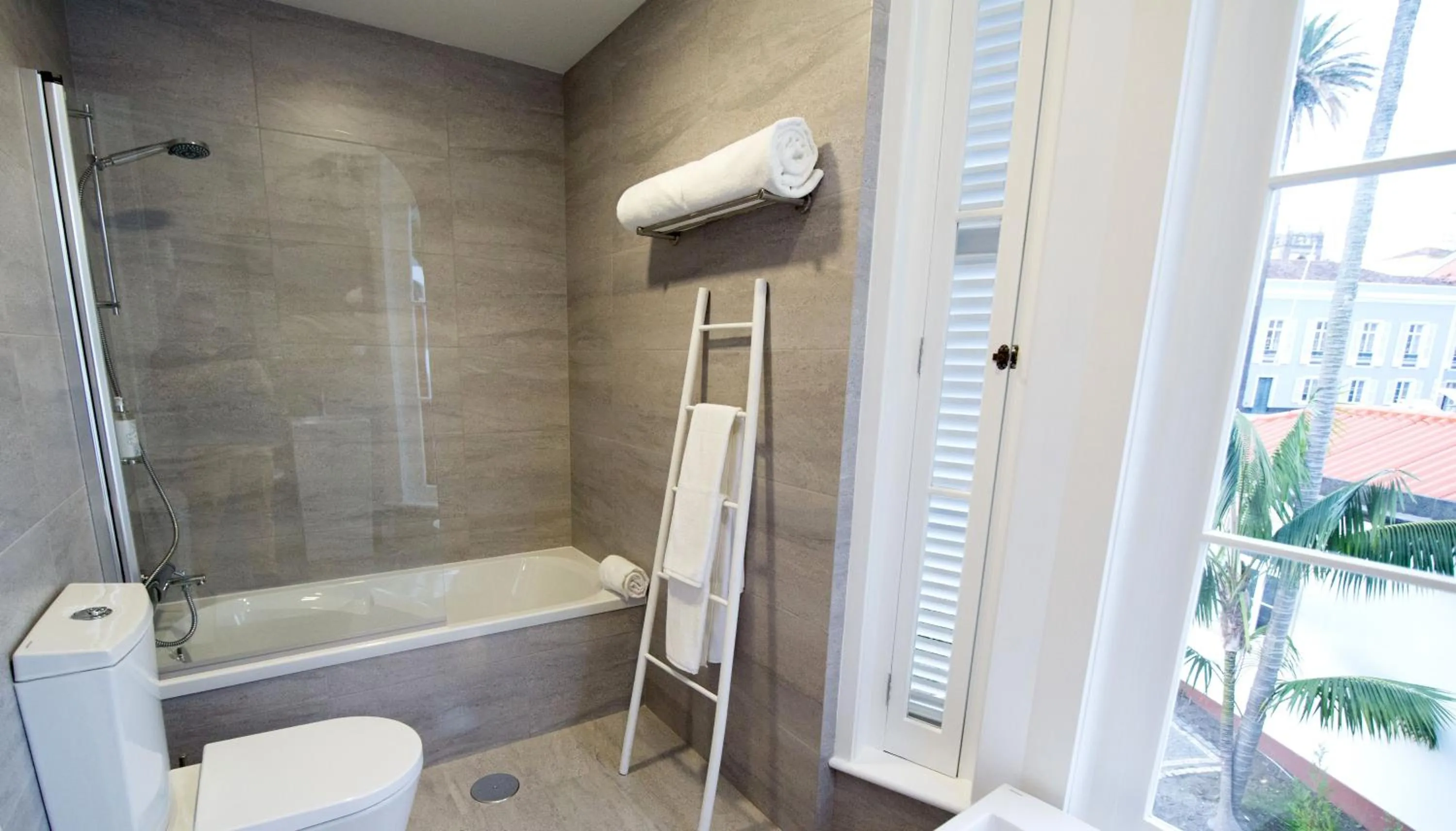 Bathroom in Casa das Palmeiras Charming House - Azores 1901