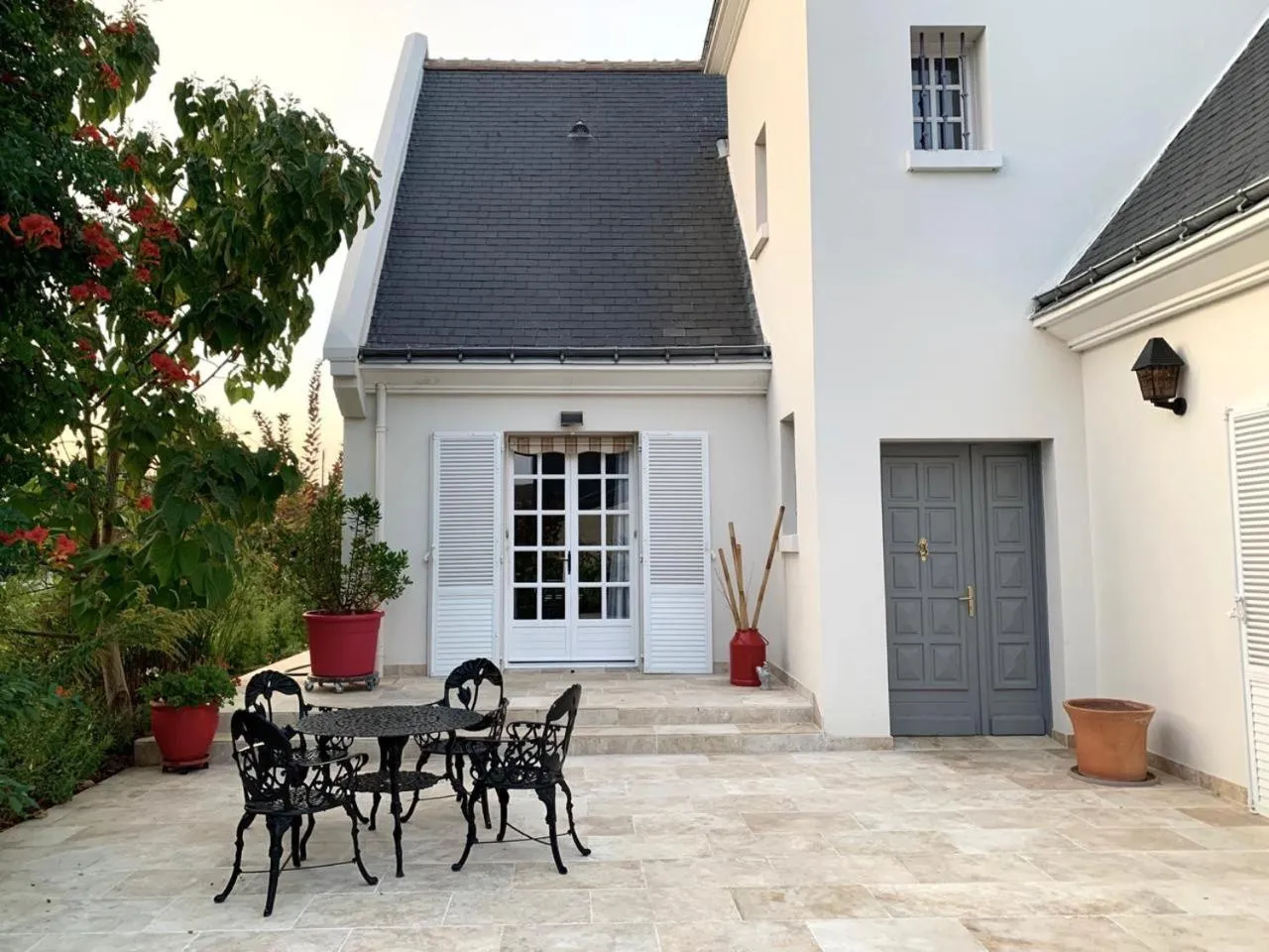 Property building in La Tour de Saint Cyr