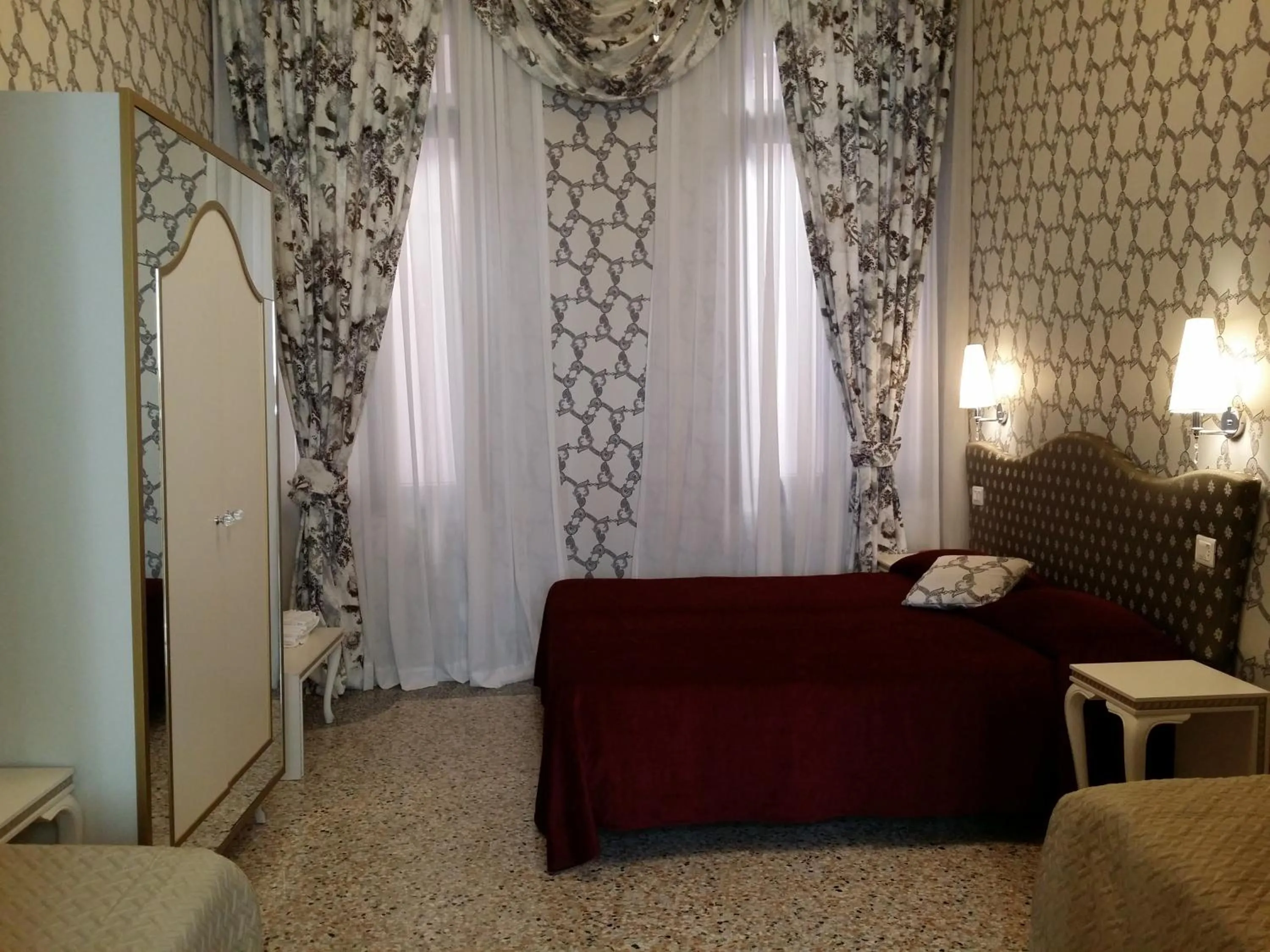 Photo of the whole room, Bed in Hotel Ca' Nobile Corner